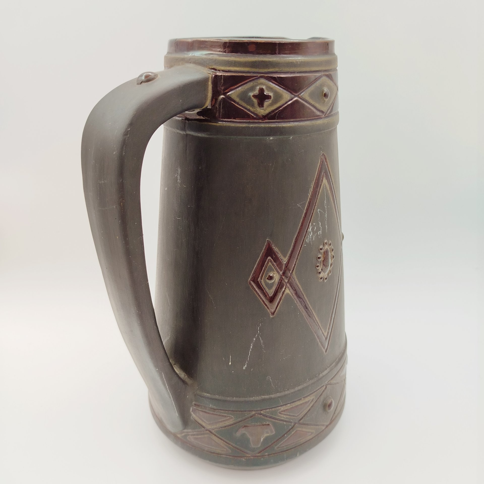 Кувшин с рельефным геометрическим декором на тулове