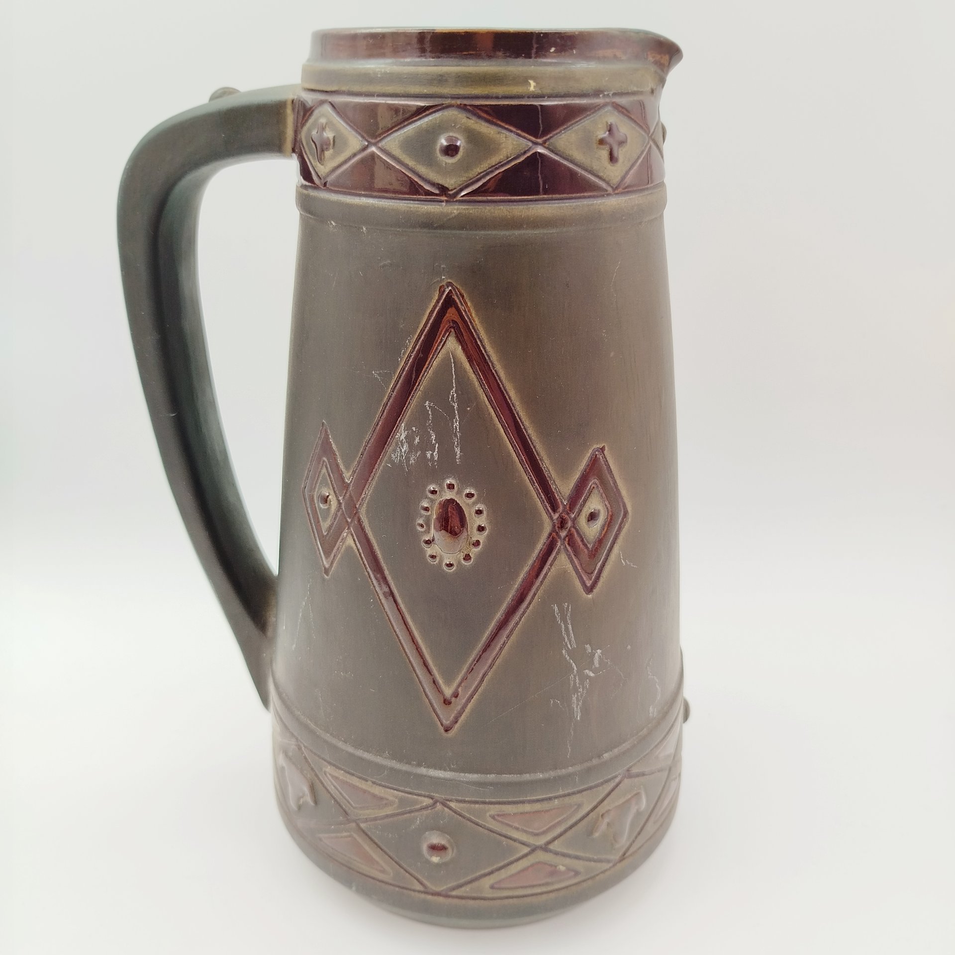 Кувшин с рельефным геометрическим декором на тулове