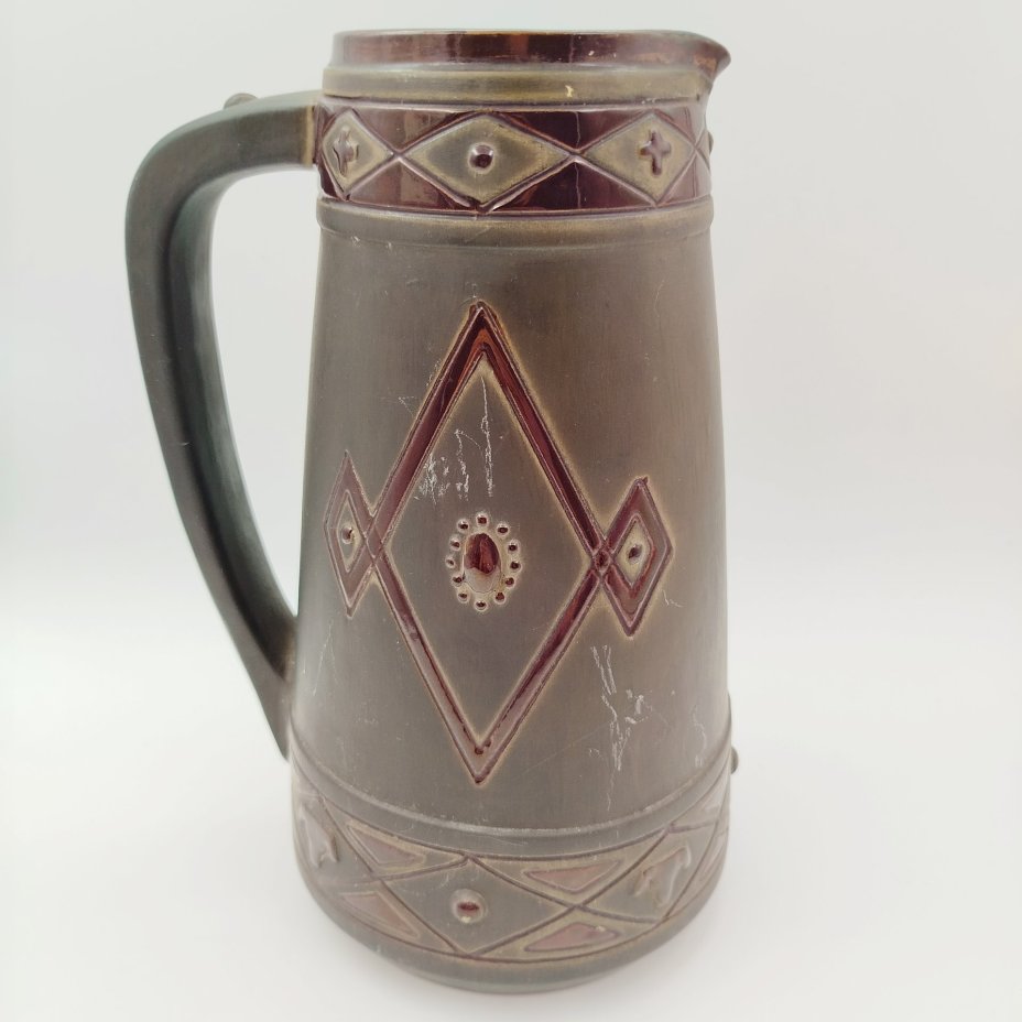 Кувшин с рельефным геометрическим декором на тулове