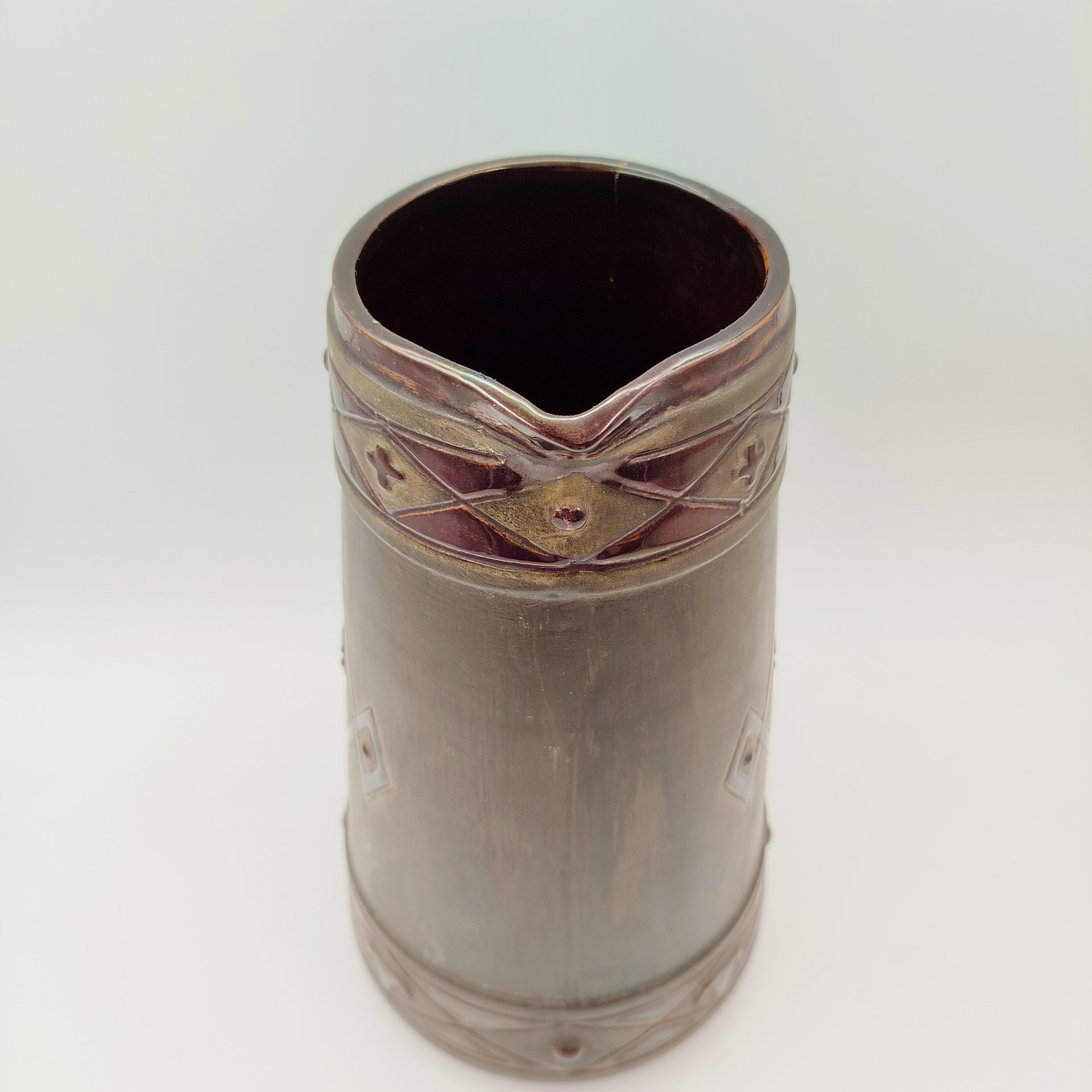 Кувшин с рельефным геометрическим декором на тулове