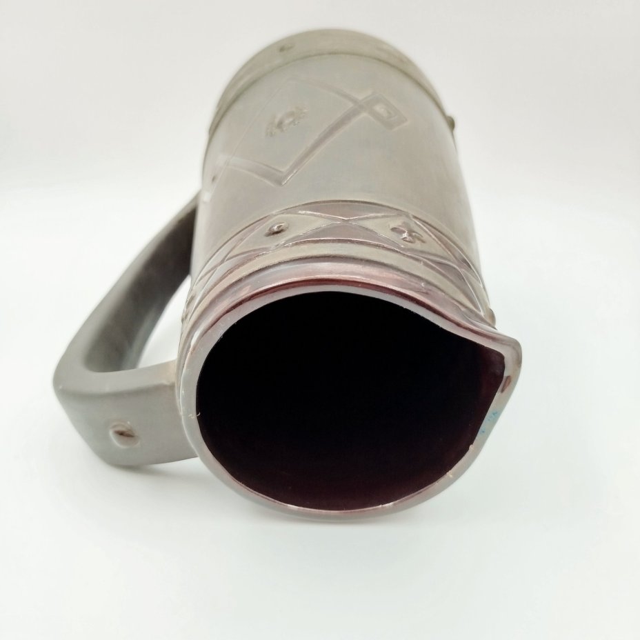 Кувшин с рельефным геометрическим декором на тулове