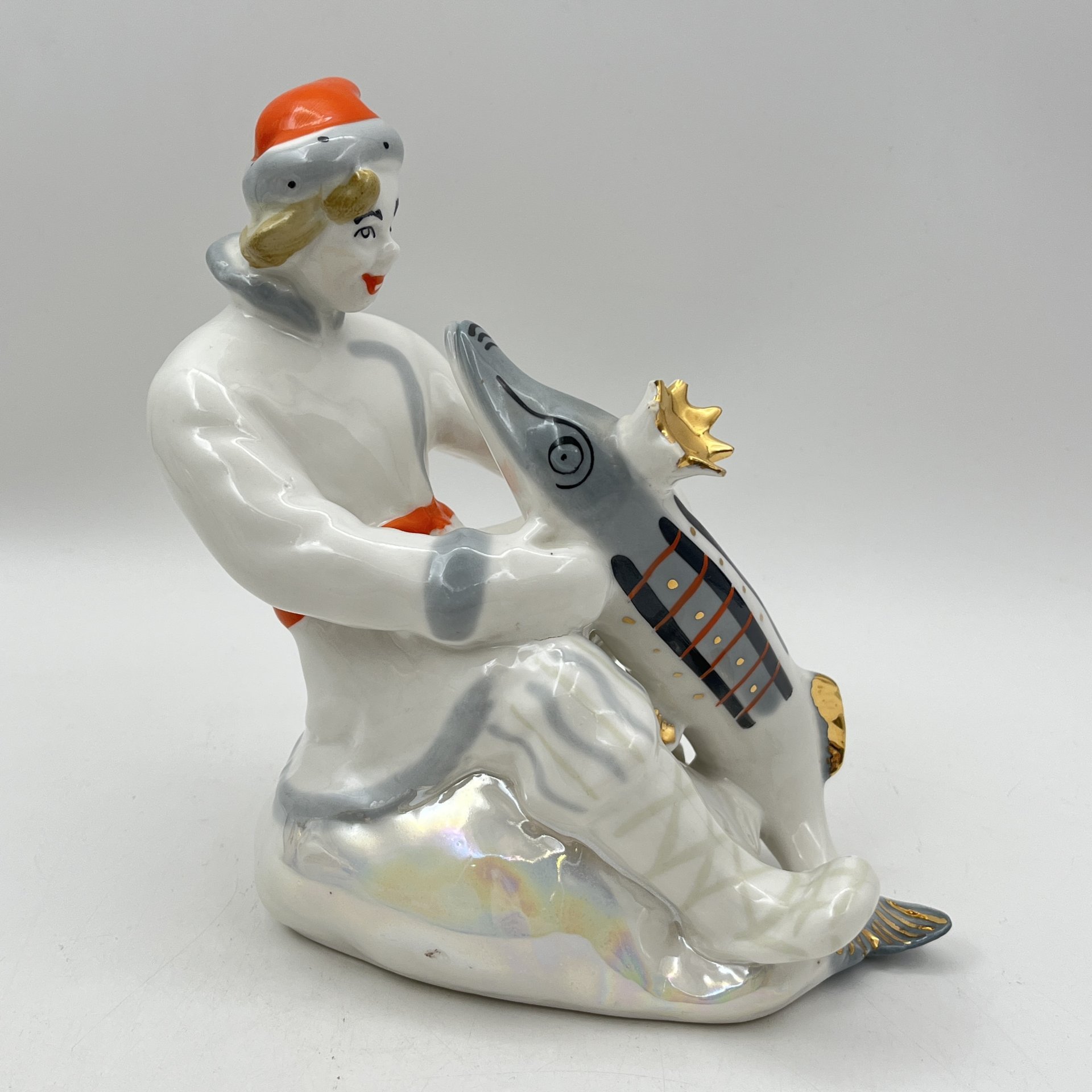 Статуэтка "Емеля со щукой" ("По щучьему велению"), скульптор В. Петушков, фарфор, роспись, золочение, Ленинградский завод фарфоровых изделий (ЛЗФИ), СССР, 1967-1983 гг., Ленинградский завод фарфоровых изделий (ЛЗФИ)