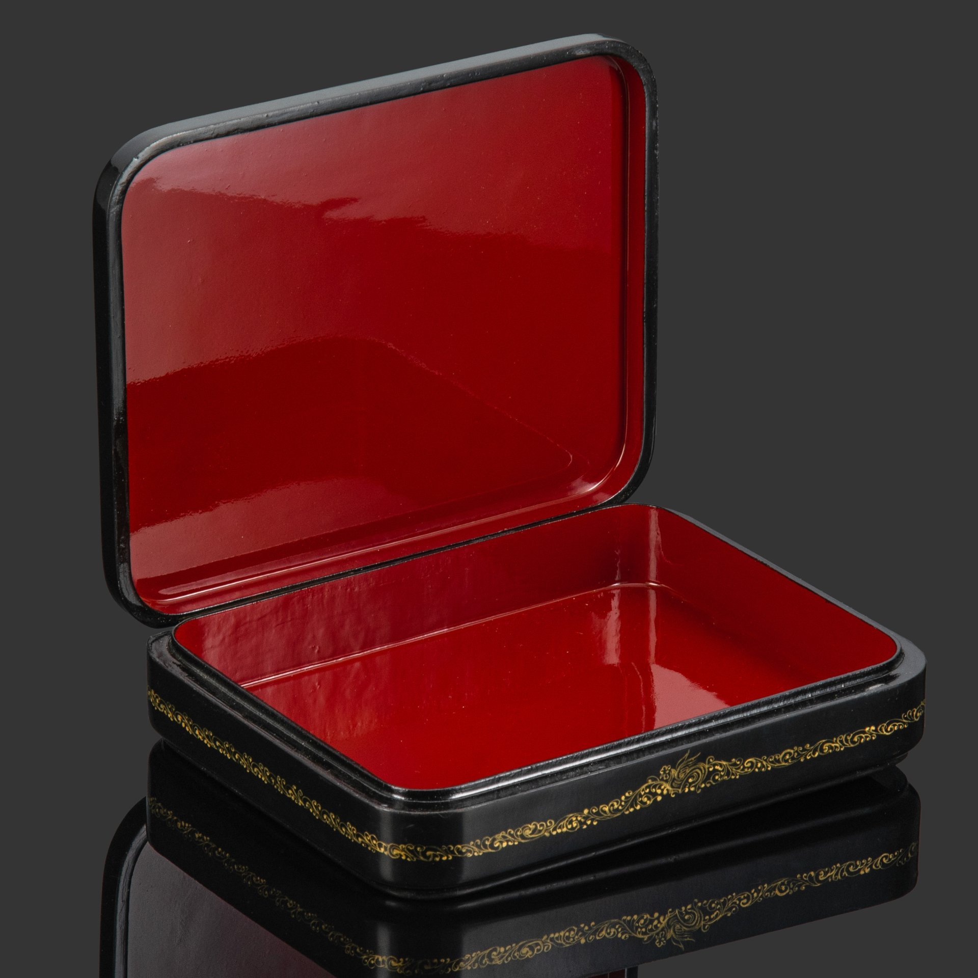 Шкатулка с лаковой миниатюрой "Сказка о золотом петушке", автор Л. Бронницкая, Палех, папье-маше, темпера, лаки, Россия, 2000-2015 гг.