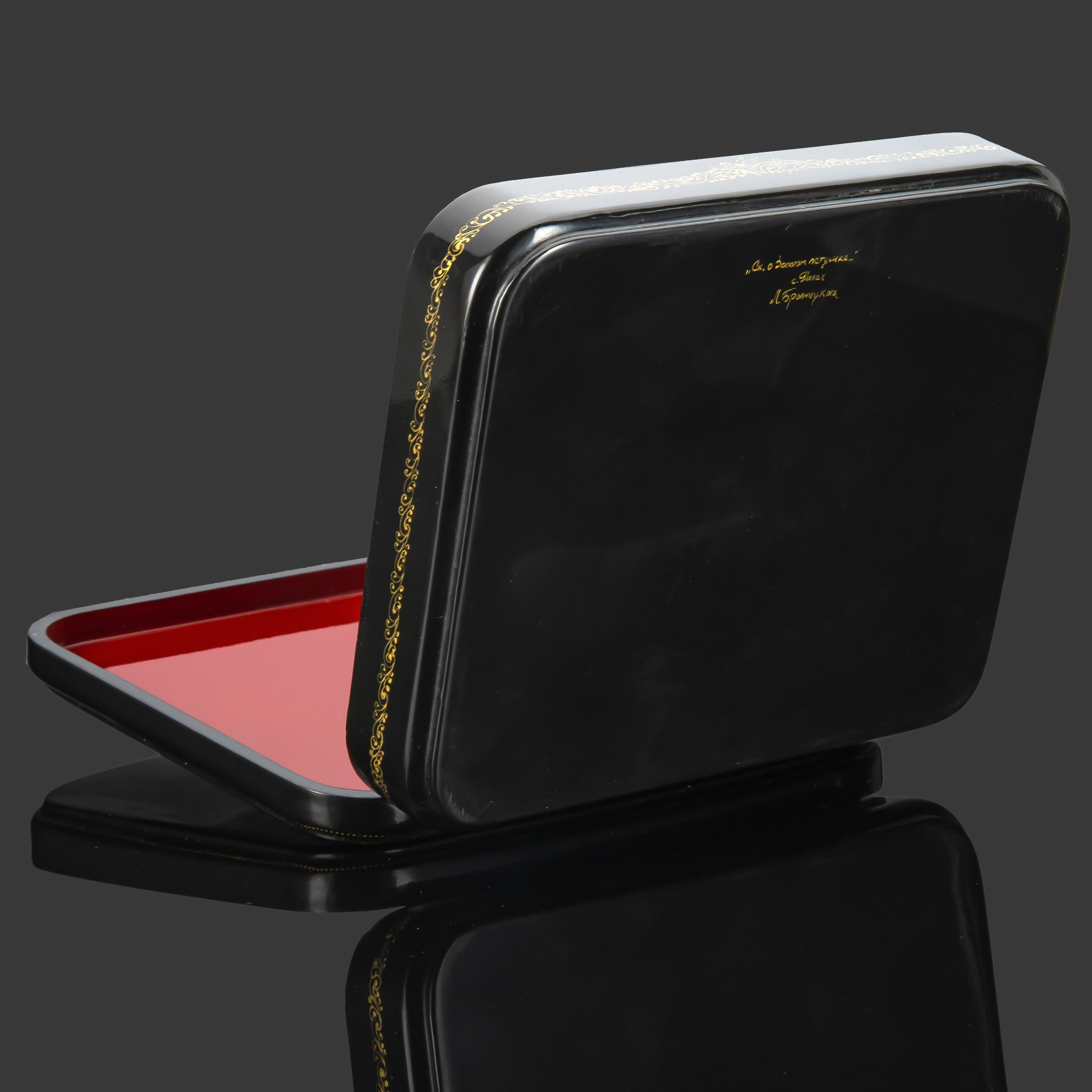 Шкатулка с лаковой миниатюрой "Сказка о золотом петушке", автор Л. Бронницкая, Палех, папье-маше, темпера, лаки, Россия, 2000-2015 гг.