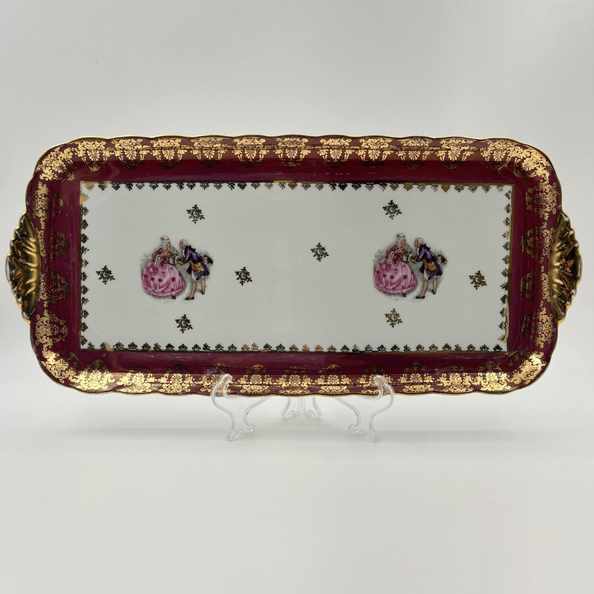 Поднос (рулетница), украшенный ажурным декором и сюжетом галантной сцены, фарфор, деколь, крытье, золочение, Франция, 1970-1990 гг.