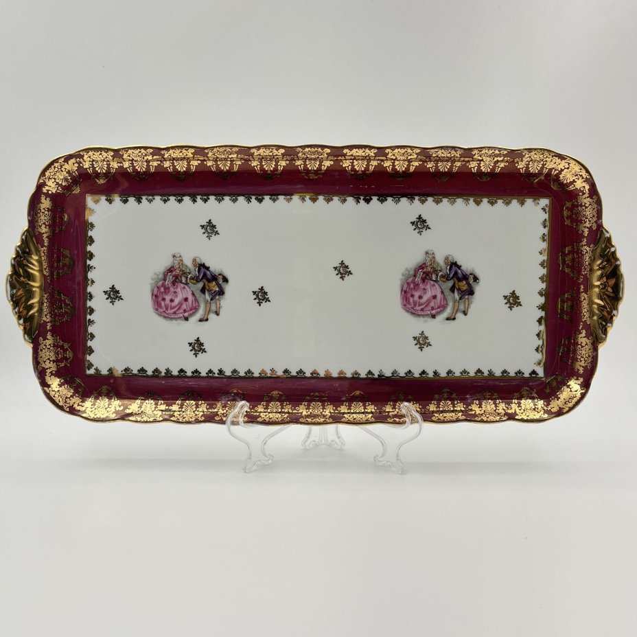 Поднос (рулетница), украшенный ажурным декором и сюжетом галантной сцены, фарфор, деколь, крытье, золочение, Франция, 1970-1990 гг.