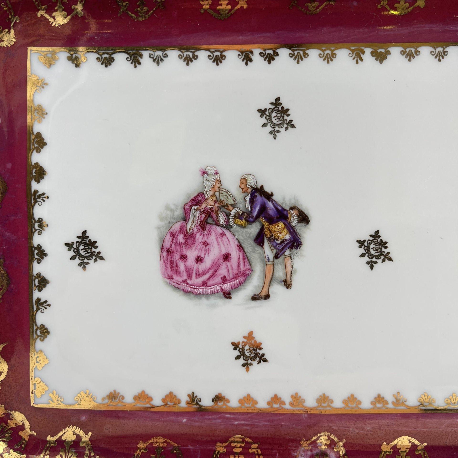 Поднос (рулетница), украшенный ажурным декором и сюжетом галантной сцены, фарфор, деколь, крытье, золочение, Франция, 1970-1990 гг.