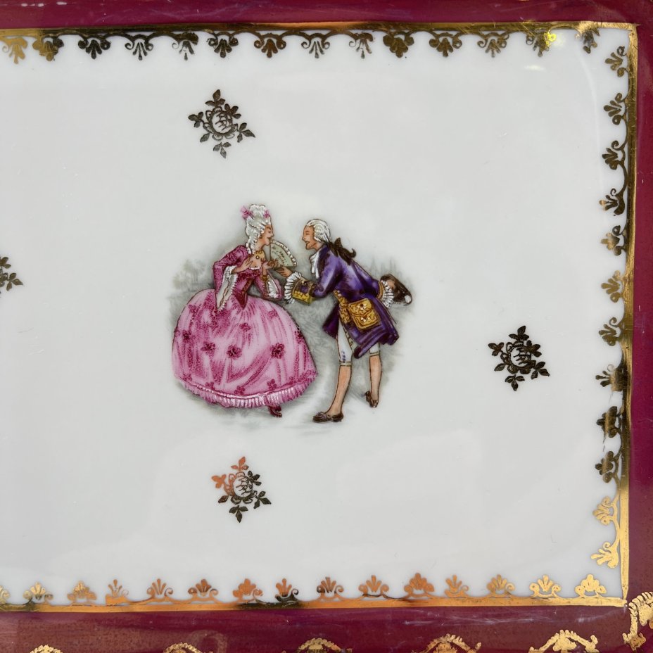 Поднос (рулетница), украшенный ажурным декором и сюжетом галантной сцены