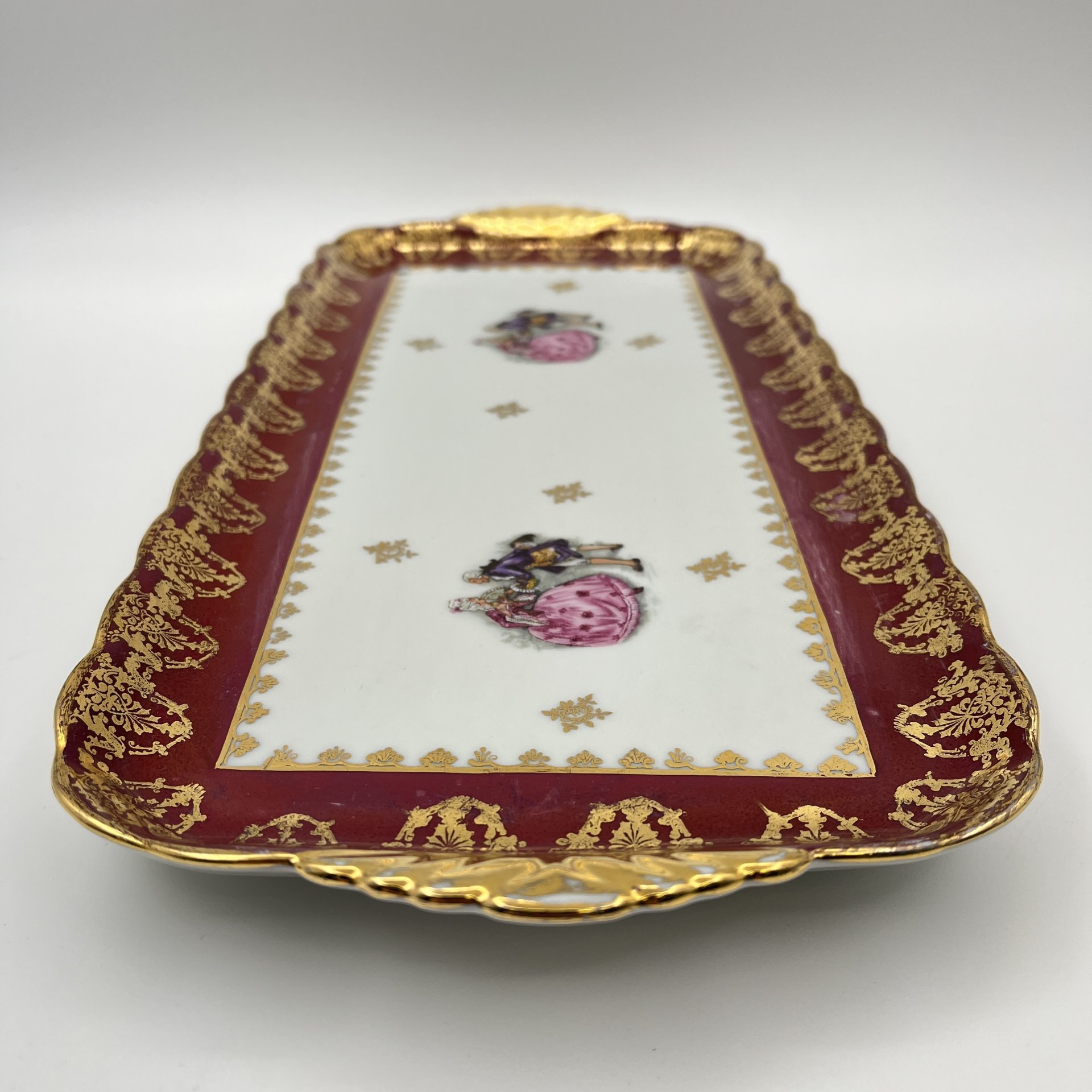 Поднос (рулетница), украшенный ажурным декором и сюжетом галантной сцены, фарфор, деколь, крытье, золочение, Франция, 1970-1990 гг.
