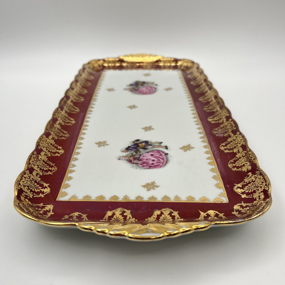 Поднос (рулетница), украшенный ажурным декором и сюжетом галантной сцены