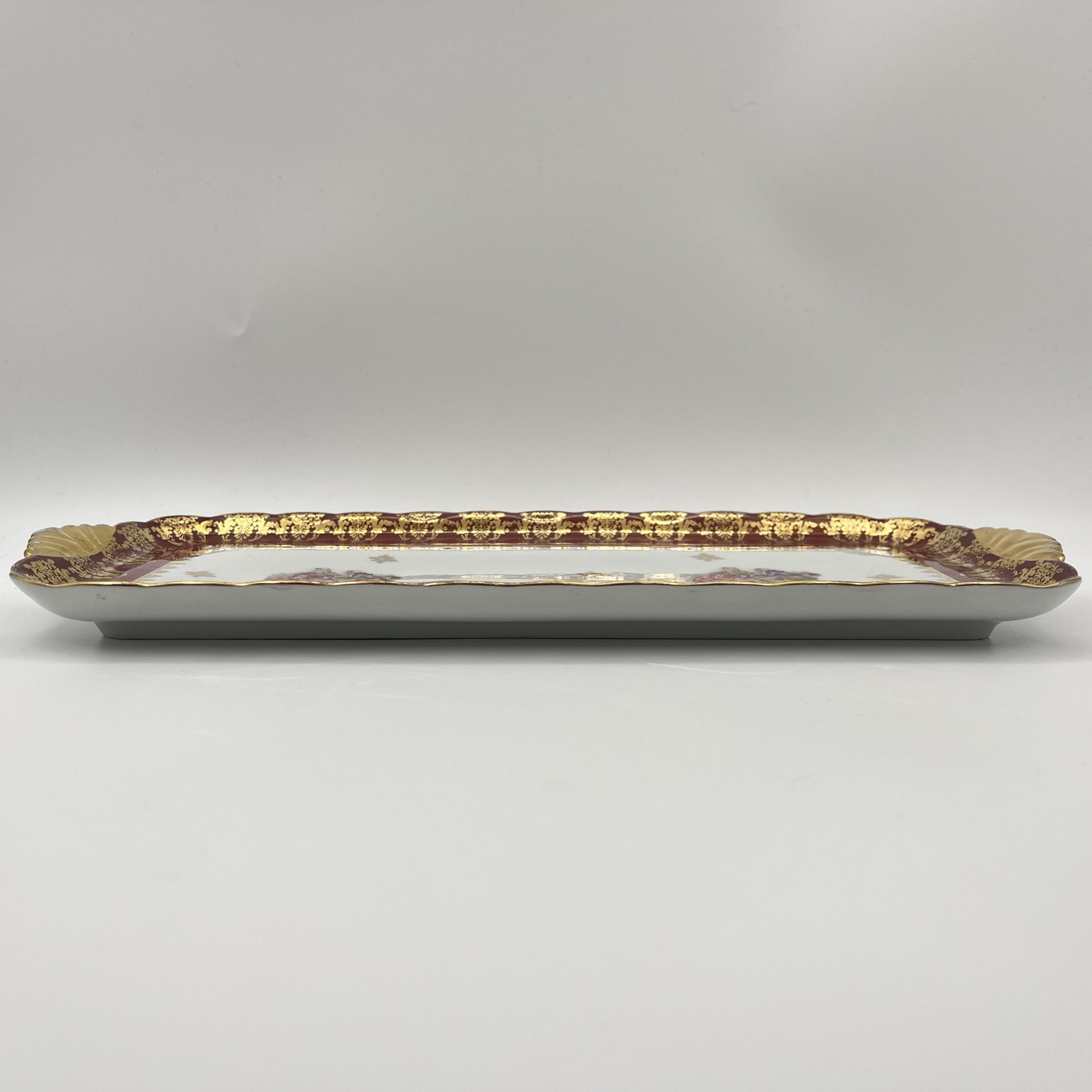 Поднос (рулетница), украшенный ажурным декором и сюжетом галантной сцены, фарфор, деколь, крытье, золочение, Франция, 1970-1990 гг.