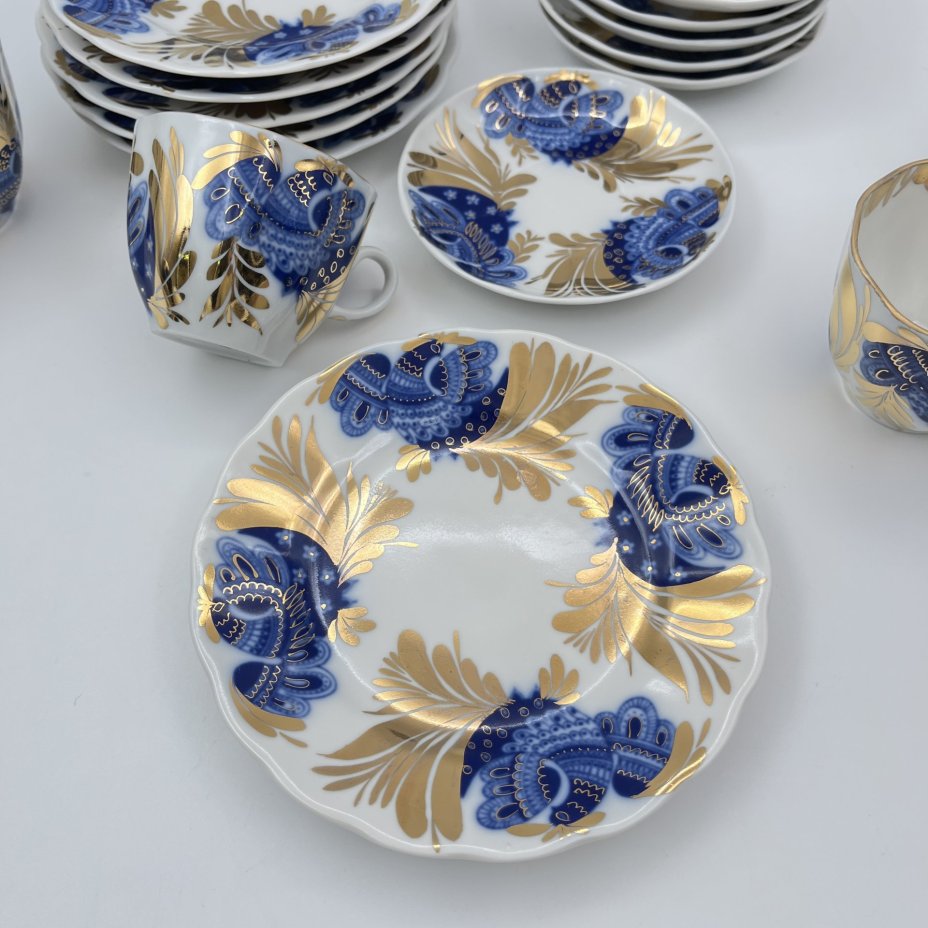 Набор кофейных трио "Золотой сад" на 6 персон, автор формы "Тюльпан" С.Е. Яковлева, автор рисунка Н.П. Славина, фарфор, деколь, золочение, Ленинградский фарфоровый завод (ЛФЗ), СССР, 1970-1992 гг.