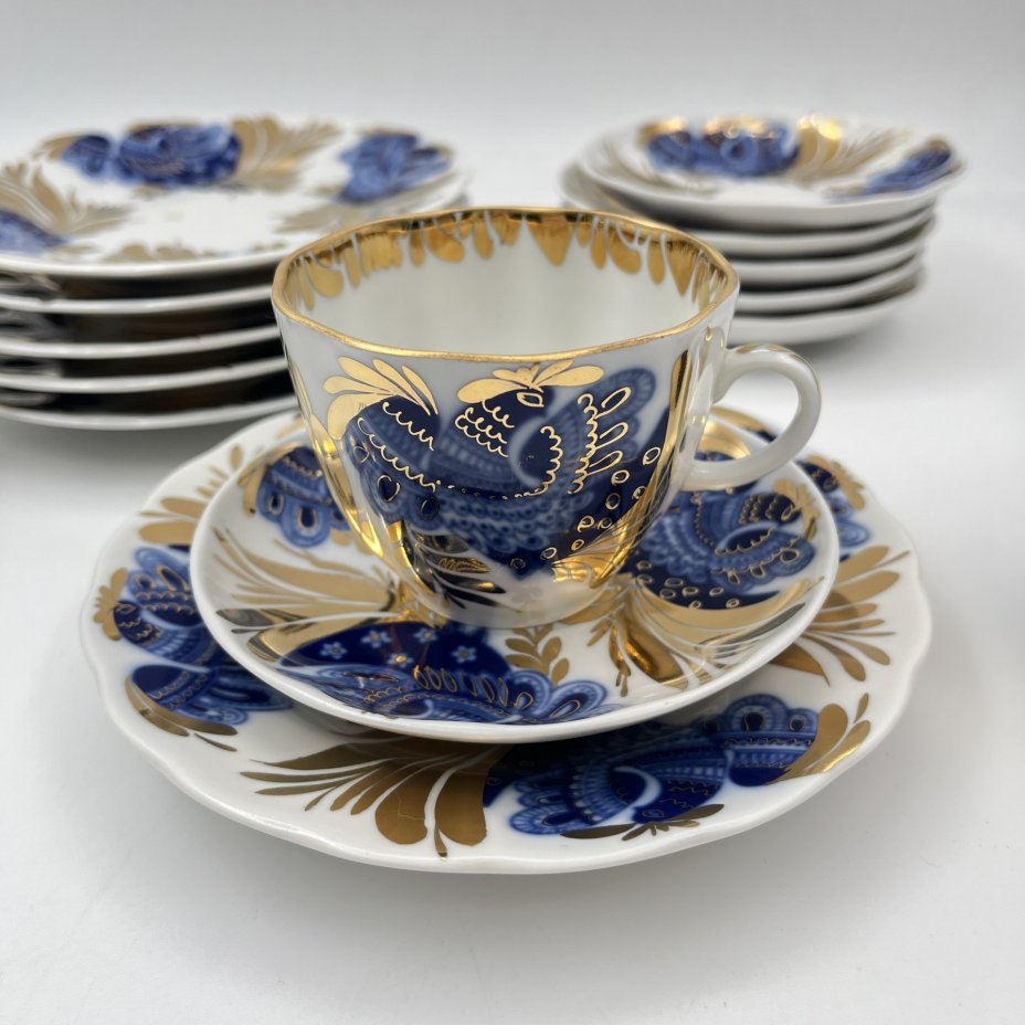 Набор кофейных трио "Золотой сад" на 6 персон, автор формы "Тюльпан" С.Е. Яковлева, автор рисунка Н.П. Славина, фарфор, деколь, золочение, Ленинградский фарфоровый завод (ЛФЗ), СССР, 1970-1992 гг.