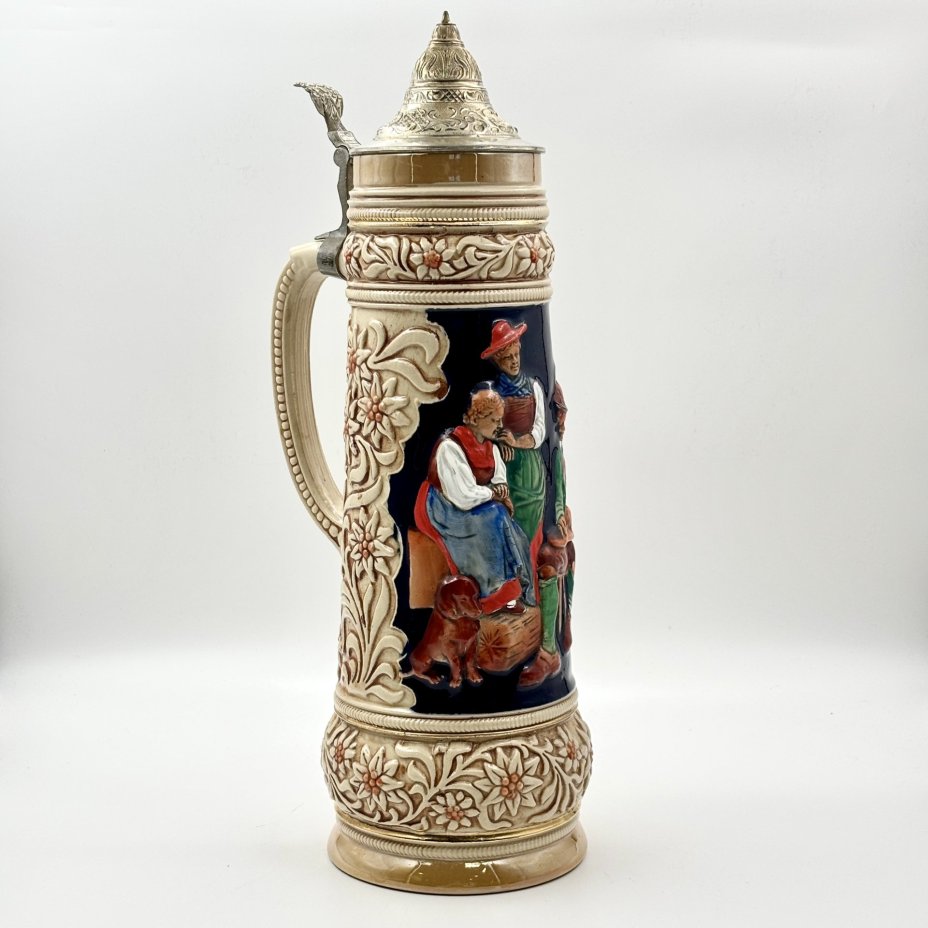 Кружка пивная крупная, украшенная сценой из сельской жизни и цветочным декором, керамика, рельеф, крытье, люстр, крышка -сплав металлов, Marzi & Remy, Германия, 1964-1990 гг.