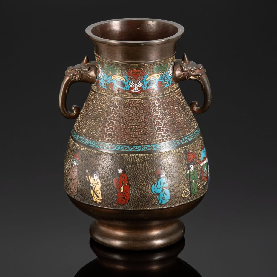 Ваза "Императорская процессия", украшенная линейным декором и хризантемами по тулову