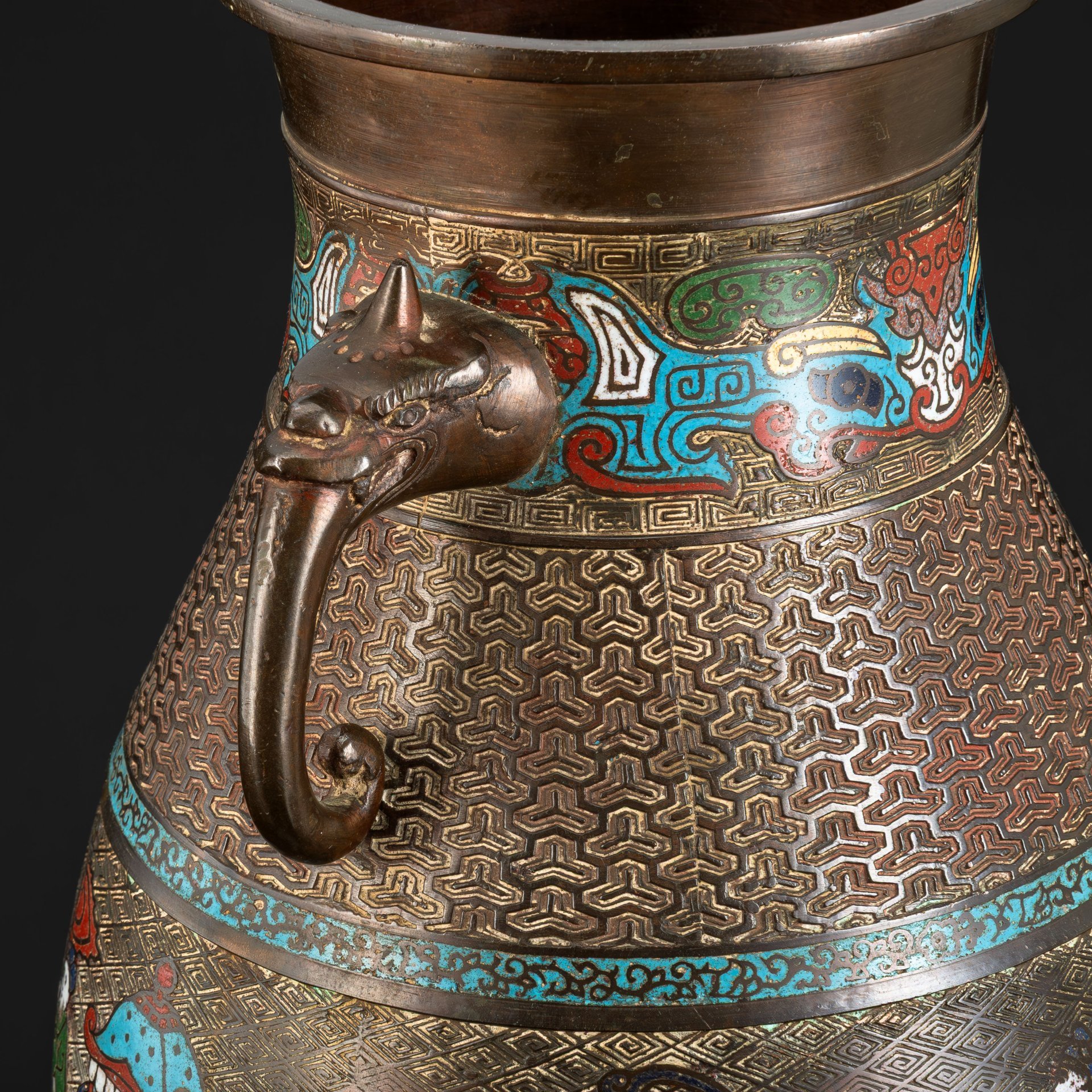 Ваза "Императорская процессия", украшенная линейным декором и хризантемами по тулову