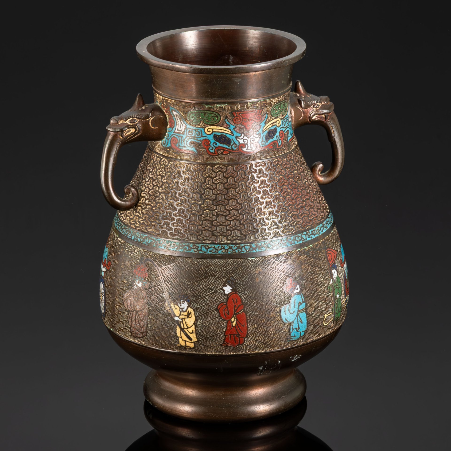 Ваза "Императорская процессия", украшенная линейным декором и хризантемами по тулову