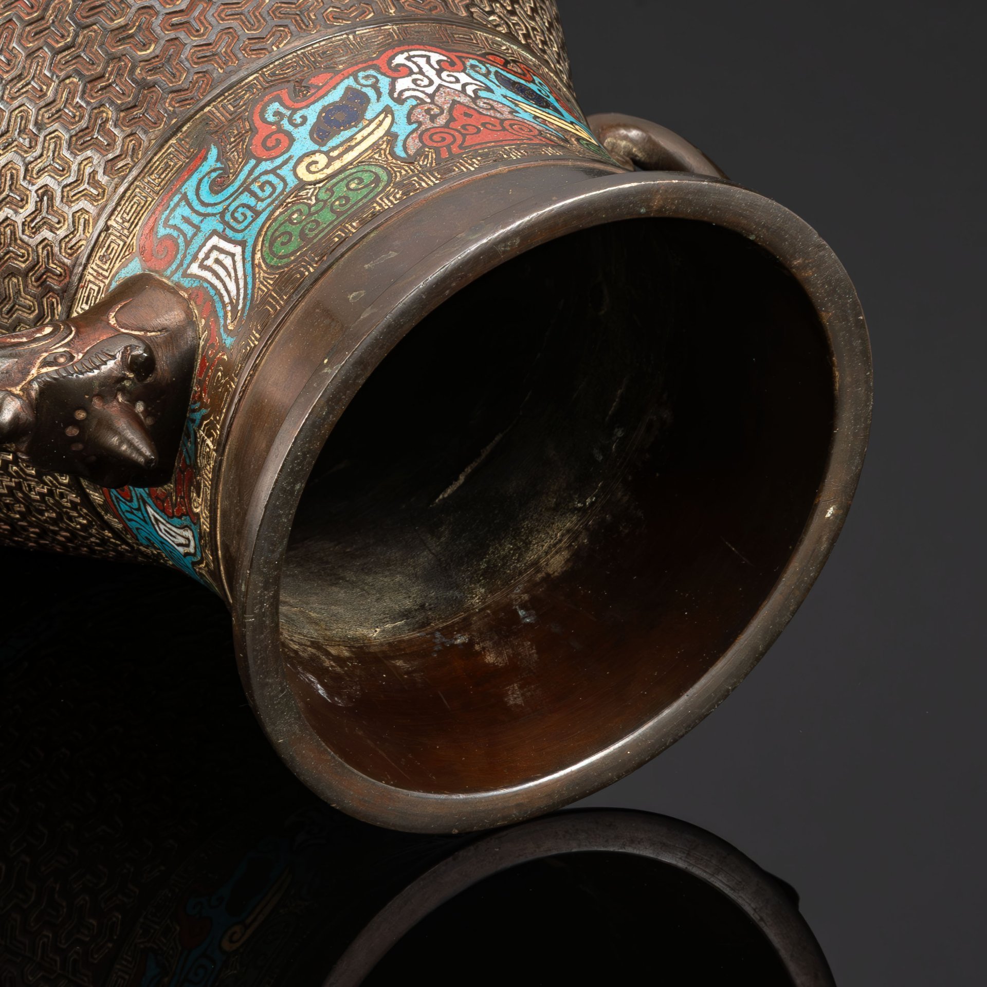 Ваза "Императорская процессия", украшенная линейным декором и хризантемами по тулову