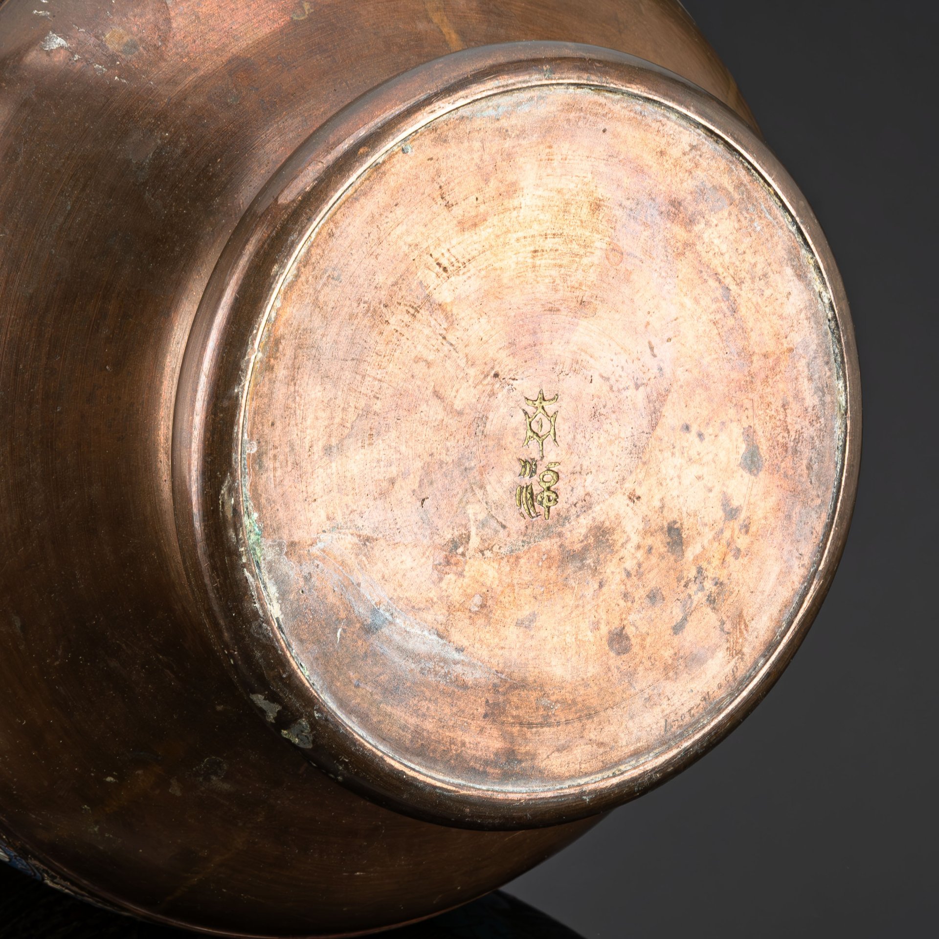 Ваза "Императорская процессия", украшенная линейным декором и хризантемами по тулову