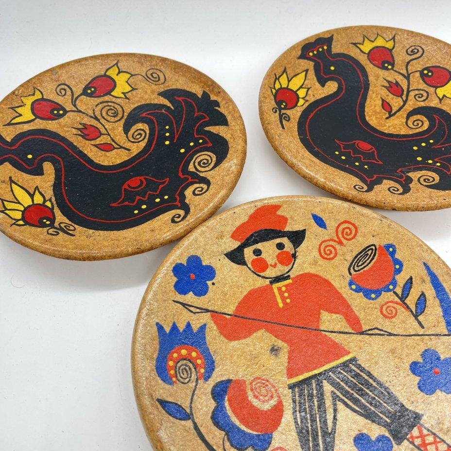 Набор из 3 настенных тарелок с росписью в русском народном стиле, пробка, крытье, Россия, 1990-2010 гг.