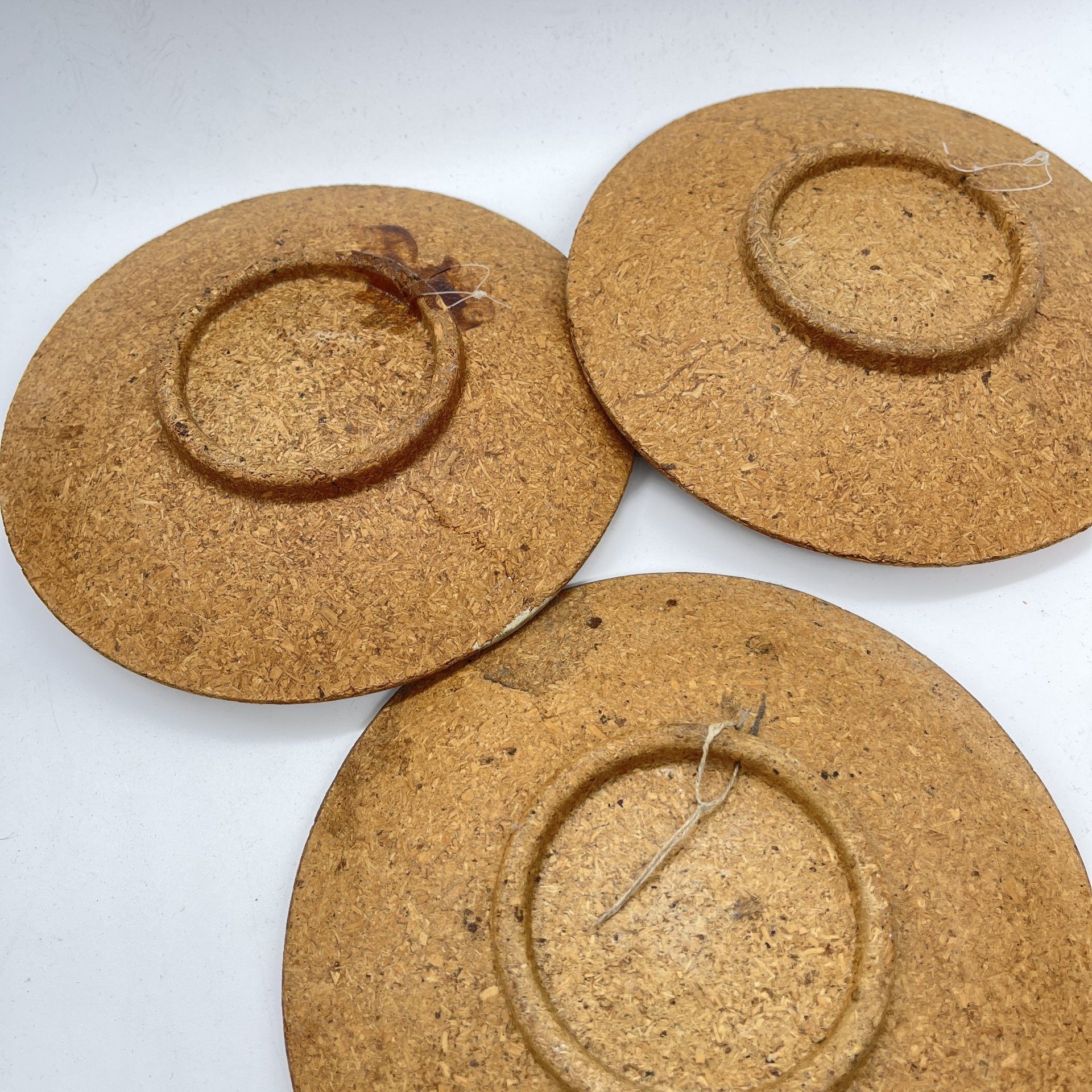 Набор из 3 настенных тарелок с росписью в русском народном стиле, пробка, крытье, Россия, 1990-2010 гг.