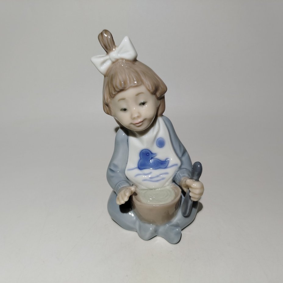 Статуэтка "Девочка с тарелкой", фарфор, роспись, NAO Porcelain, Испания, 1988-2000 гг.