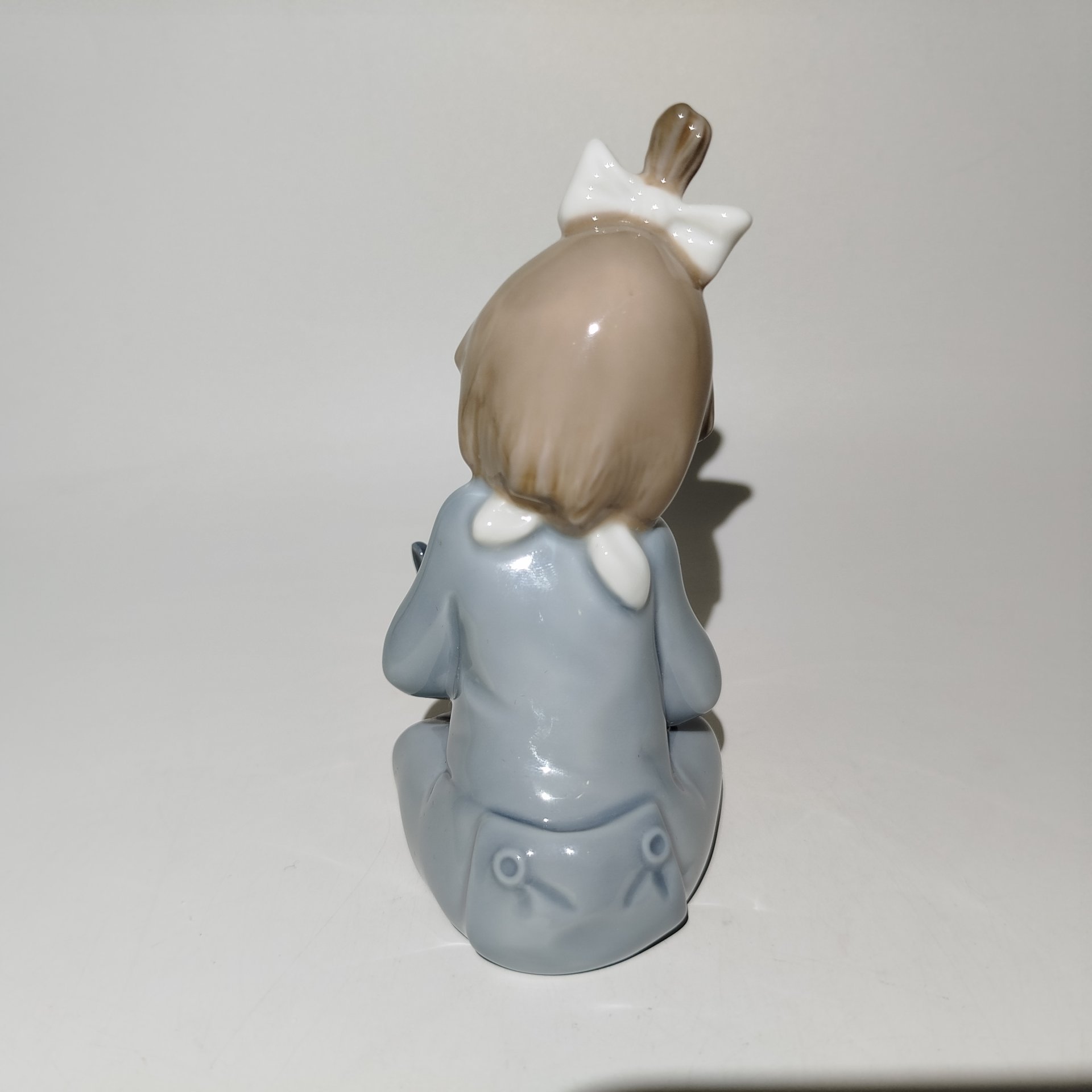 Статуэтка "Девочка с тарелкой", фарфор, роспись, NAO Porcelain, Испания, 1988-2000 гг.