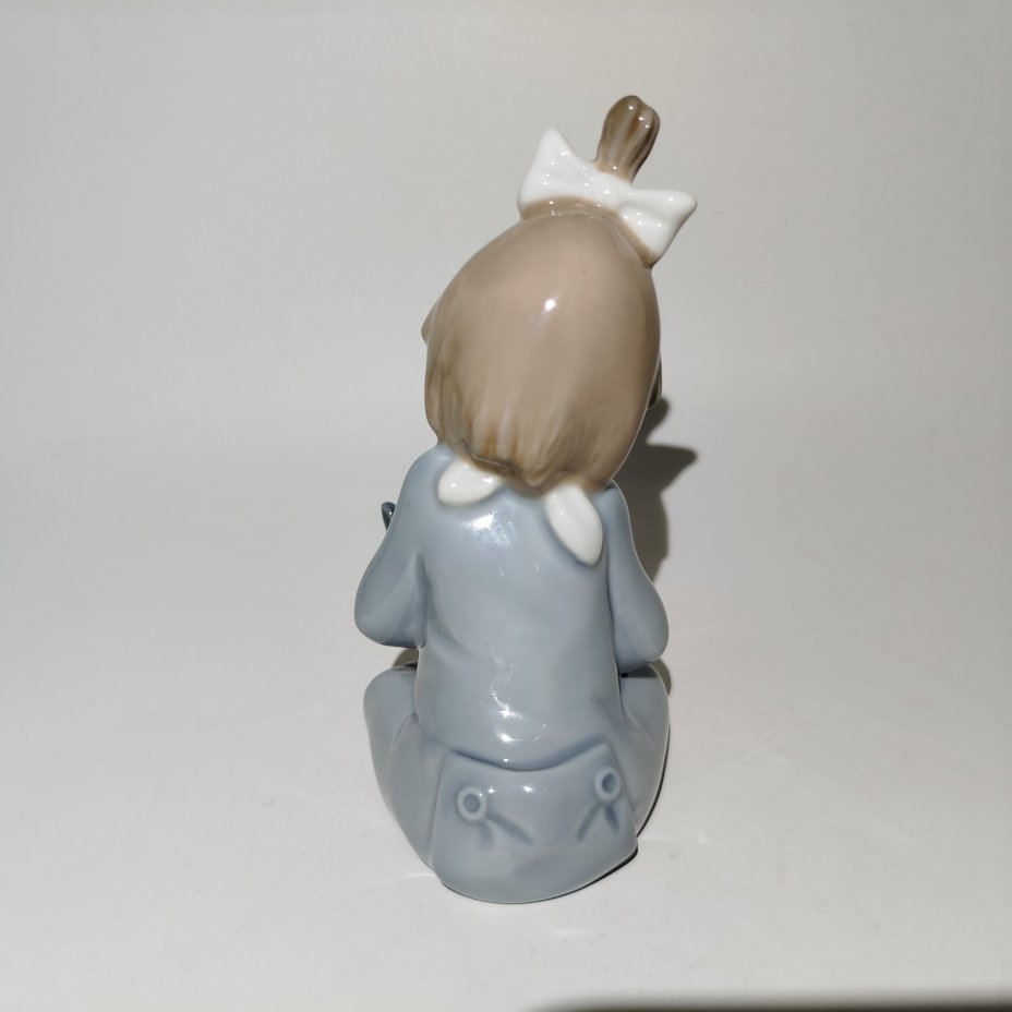 Статуэтка "Девочка с тарелкой", фарфор, роспись, NAO Porcelain, Испания, 1988-2000 гг.