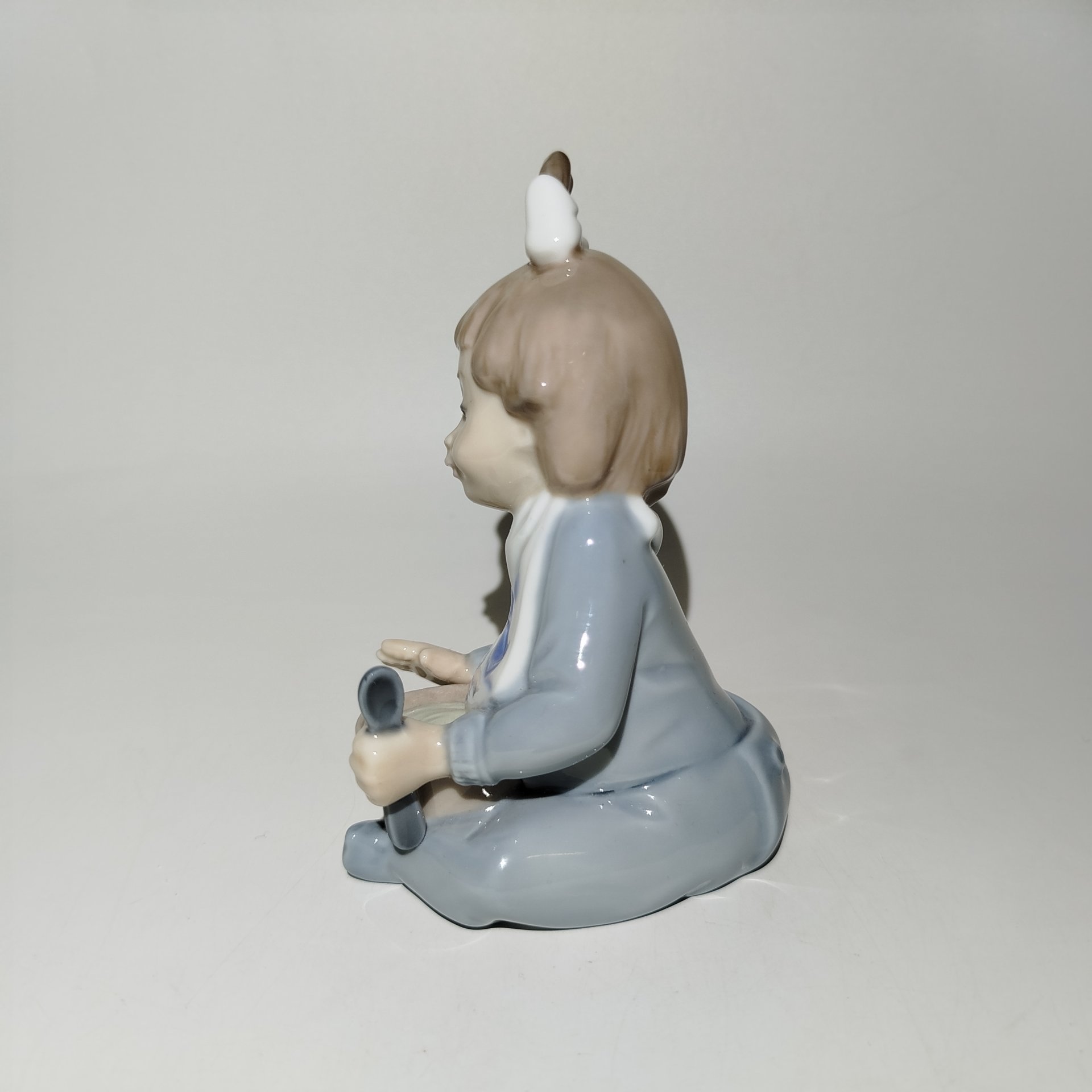Статуэтка "Девочка с тарелкой", фарфор, роспись, NAO Porcelain, Испания, 1988-2000 гг.