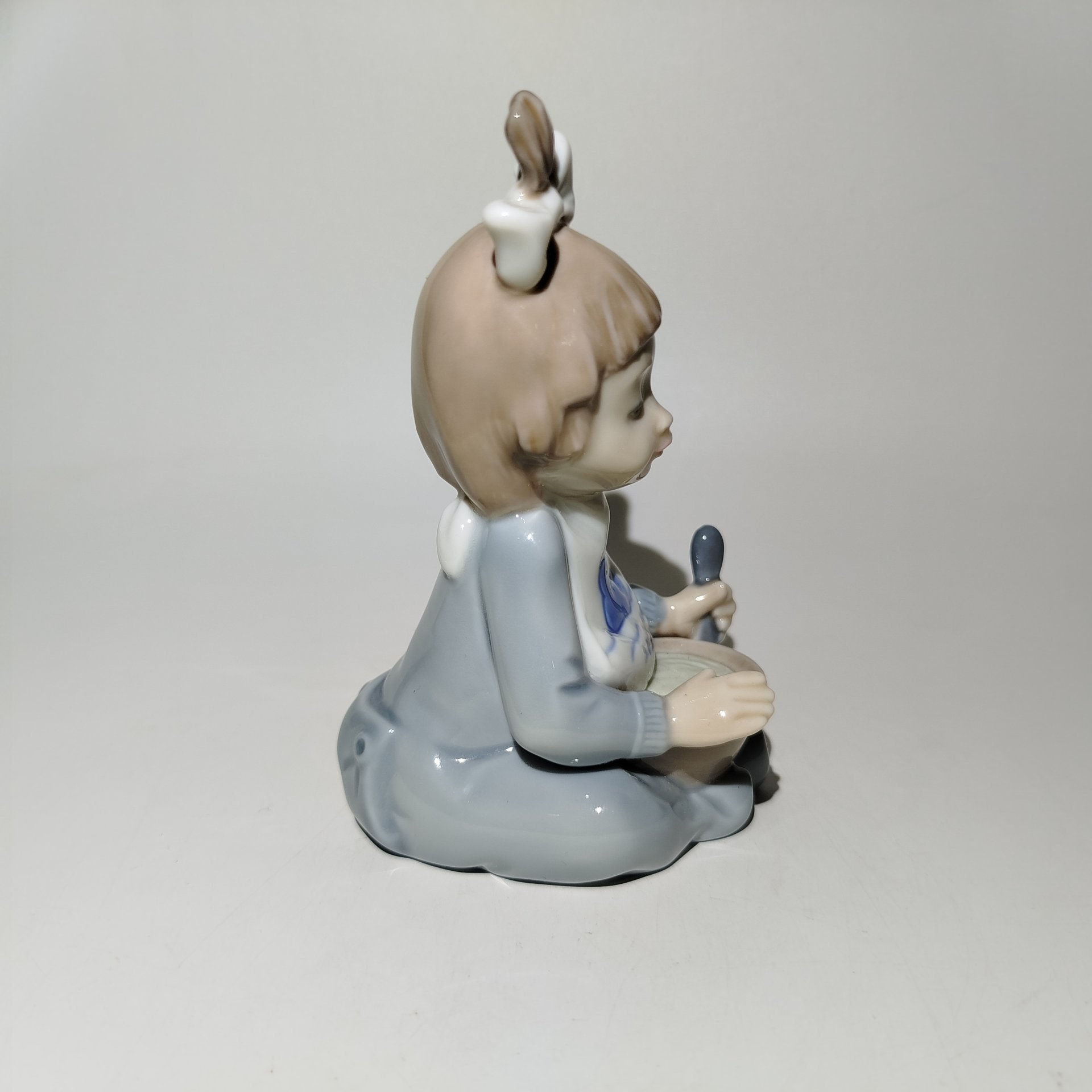 Статуэтка "Девочка с тарелкой", фарфор, роспись, NAO Porcelain, Испания, 1988-2000 гг.