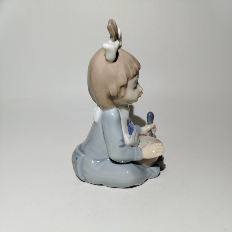 Статуэтка "Девочка с тарелкой", фарфор, роспись, NAO Porcelain, Испания, 1988-2000 гг.
