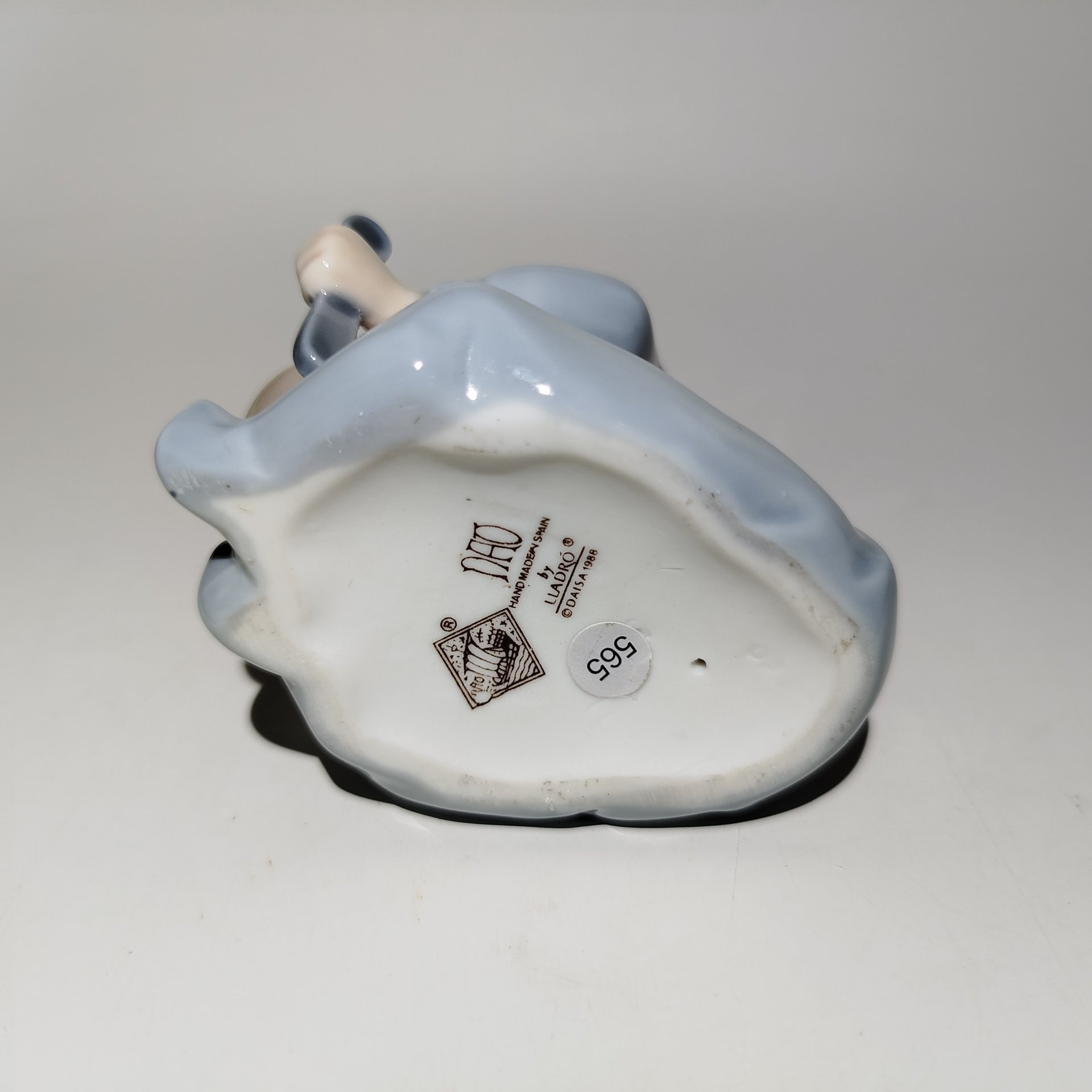 Статуэтка "Девочка с тарелкой", фарфор, роспись, NAO Porcelain, Испания, 1988-2000 гг.