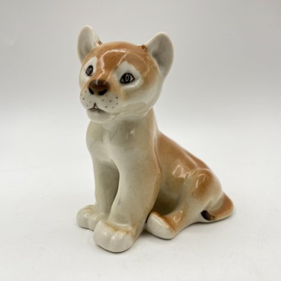 Статуэтка "Львенок сидящий", скульптор Воробьев Б.Я., фарфор, аэрография, роспись, Ленинградский фарфоровый завод (ЛФЗ), СССР, 1970-1990 гг.