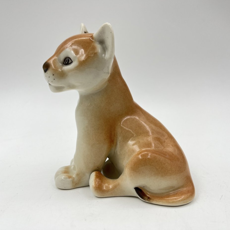 Статуэтка "Львенок сидящий", скульптор Воробьев Б.Я., фарфор, аэрография, роспись, Ленинградский фарфоровый завод (ЛФЗ), СССР, 1970-1990 гг.