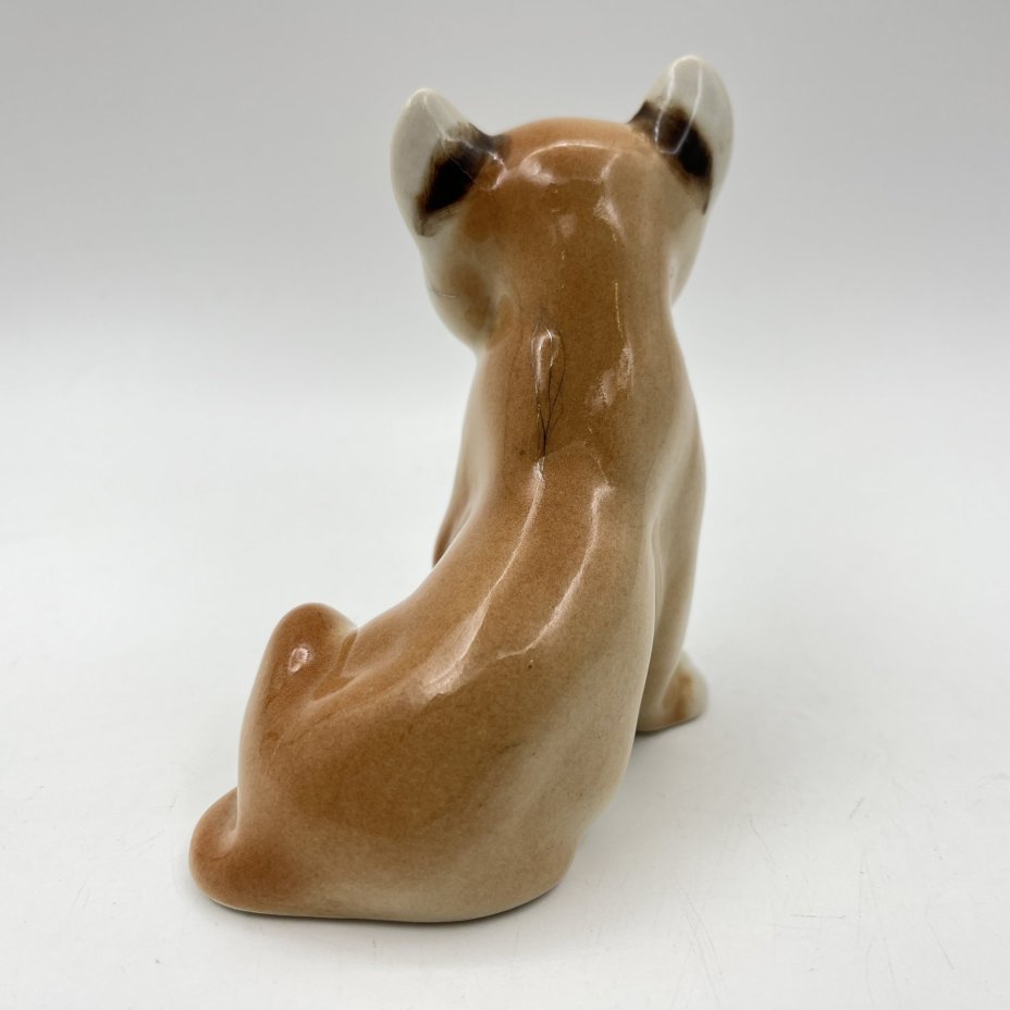 Статуэтка "Львенок сидящий", скульптор Воробьев Б.Я., фарфор, аэрография, роспись, Ленинградский фарфоровый завод (ЛФЗ), СССР, 1970-1990 гг.