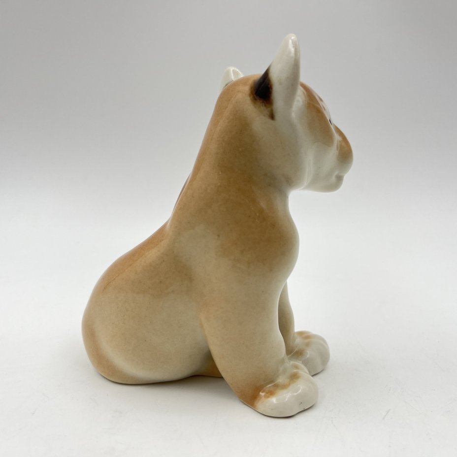 Статуэтка "Львенок сидящий", скульптор Воробьев Б.Я., фарфор, аэрография, роспись, Ленинградский фарфоровый завод (ЛФЗ), СССР, 1970-1990 гг.