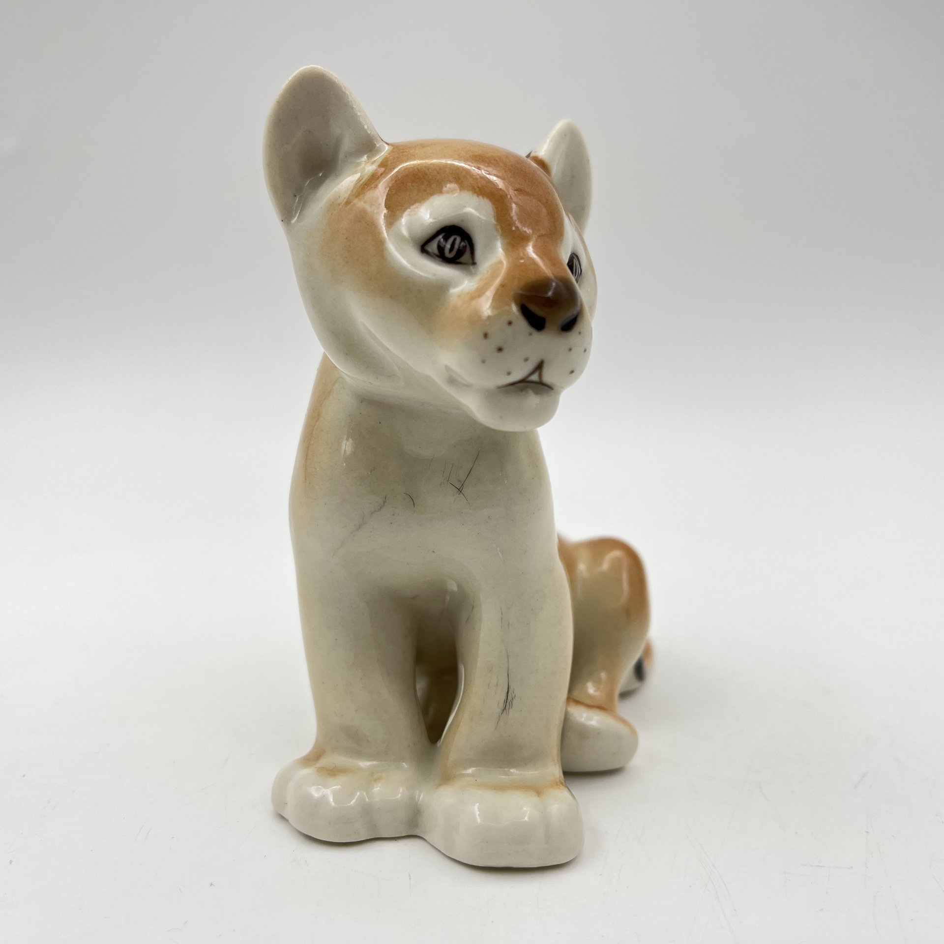 Статуэтка "Львенок сидящий", скульптор Воробьев Б.Я., фарфор, аэрография, роспись, Ленинградский фарфоровый завод (ЛФЗ), СССР, 1970-1990 гг.