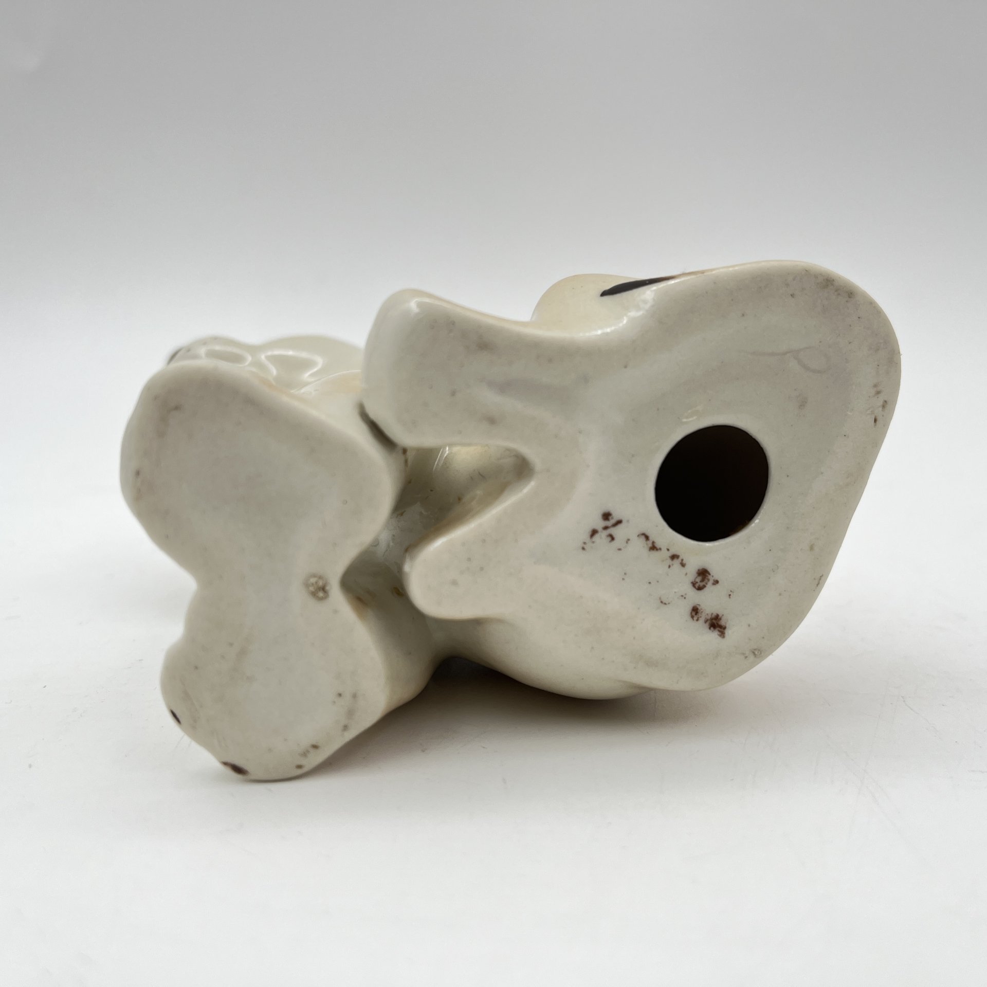 Статуэтка "Львенок сидящий", скульптор Воробьев Б.Я., фарфор, аэрография, роспись, Ленинградский фарфоровый завод (ЛФЗ), СССР, 1970-1990 гг.