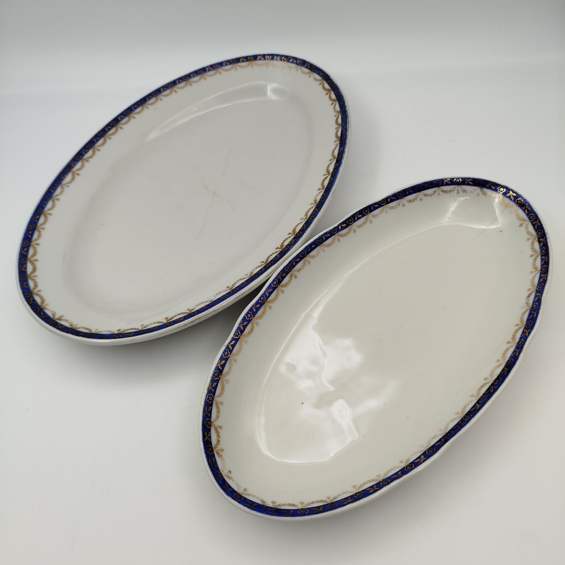 Набор из двух сервировочных блюд овальной формы с орнаментальной каймой, клеймо «Новгубфарфор», фарфор, обводка, золочение, Завод «Красный фарфорист» (Чудово, Грузинская фарфорово-фаянсовая фабрика), СССР, 1923-1927 гг.