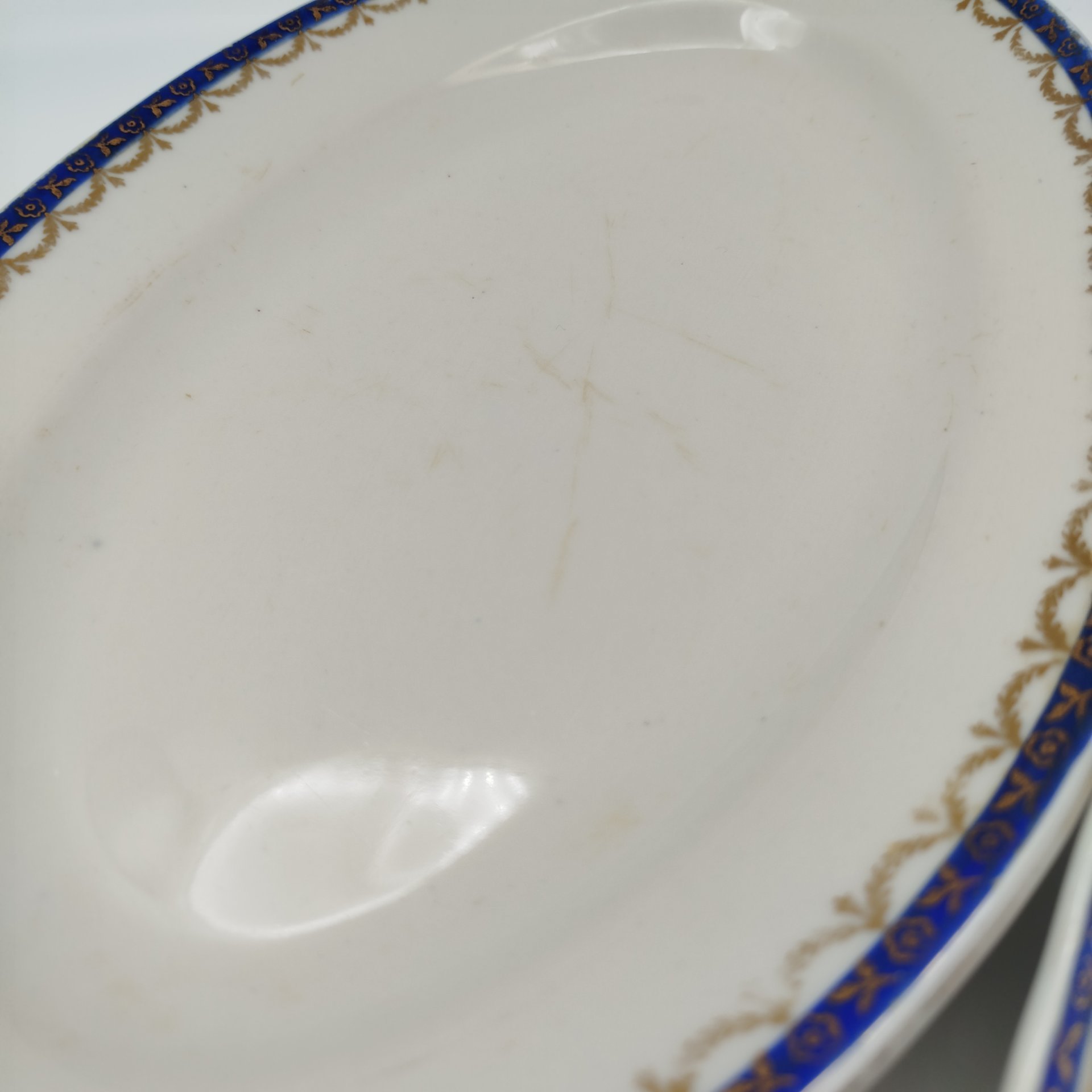 Набор из двух сервировочных блюд овальной формы с орнаментальной каймой, клеймо «Новгубфарфор», фарфор, обводка, золочение, Завод «Красный фарфорист» (Чудово, Грузинская фарфорово-фаянсовая фабрика), СССР, 1923-1927 гг.