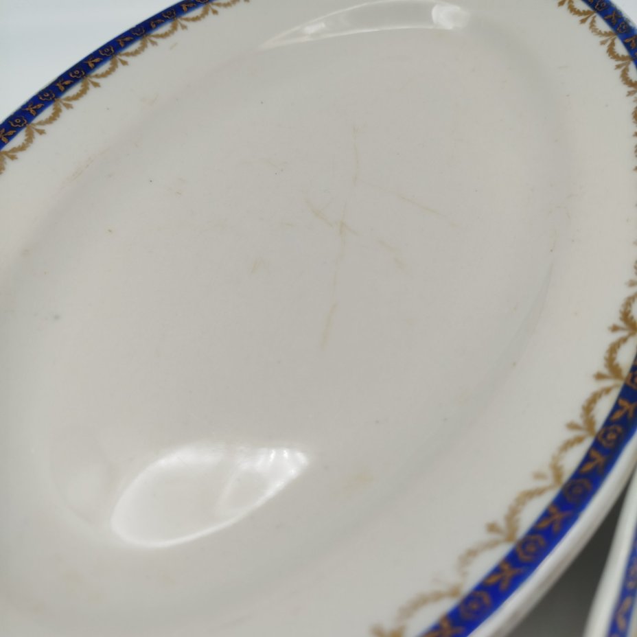 Набор из двух сервировочных блюд овальной формы с орнаментальной каймой, клеймо «Новгубфарфор», фарфор, обводка, золочение, Завод «Красный фарфорист» (Чудово, Грузинская фарфорово-фаянсовая фабрика), СССР, 1923-1927 гг.