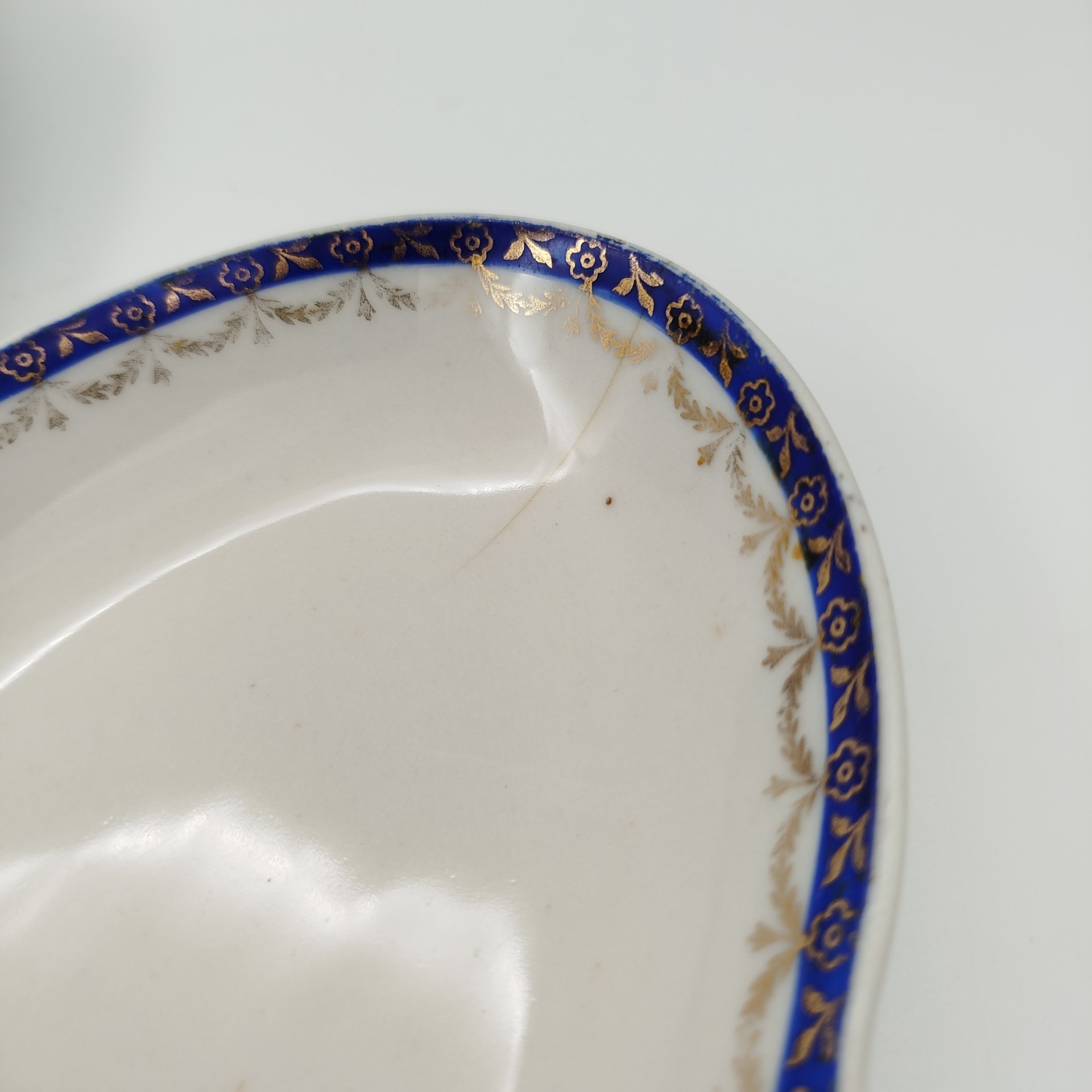 Набор из двух сервировочных блюд овальной формы с орнаментальной каймой, клеймо «Новгубфарфор», фарфор, обводка, золочение, Завод «Красный фарфорист» (Чудово, Грузинская фарфорово-фаянсовая фабрика), СССР, 1923-1927 гг.