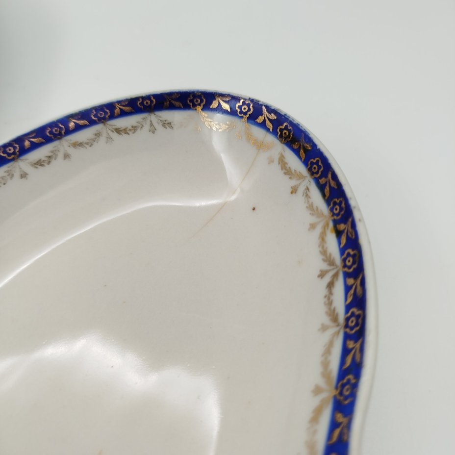 Набор из двух сервировочных блюд овальной формы с орнаментальной каймой, клеймо «Новгубфарфор», фарфор, обводка, золочение, Завод «Красный фарфорист» (Чудово, Грузинская фарфорово-фаянсовая фабрика), СССР, 1923-1927 гг.