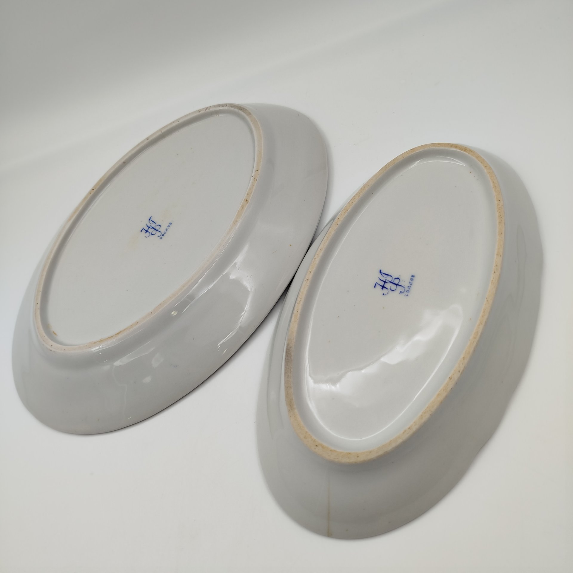 Набор из двух сервировочных блюд овальной формы с орнаментальной каймой, клеймо «Новгубфарфор», фарфор, обводка, золочение, Завод «Красный фарфорист» (Чудово, Грузинская фарфорово-фаянсовая фабрика), СССР, 1923-1927 гг.