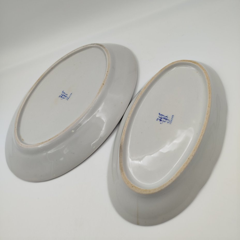 Набор из двух сервировочных блюд овальной формы с орнаментальной каймой, клеймо «Новгубфарфор», фарфор, обводка, золочение, Завод «Красный фарфорист» (Чудово, Грузинская фарфорово-фаянсовая фабрика), СССР, 1923-1927 гг.