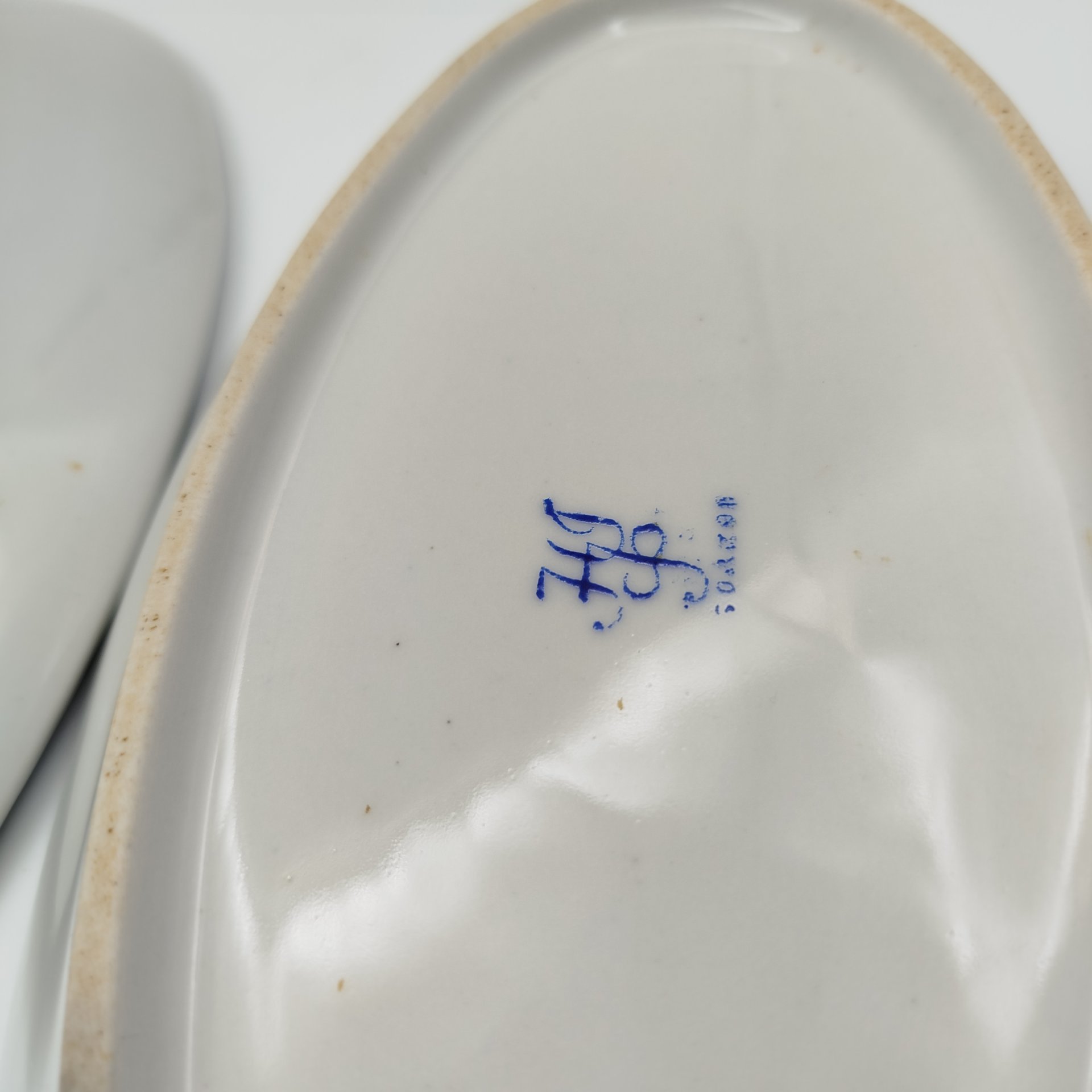 Набор из двух сервировочных блюд овальной формы с орнаментальной каймой, клеймо «Новгубфарфор», фарфор, обводка, золочение, Завод «Красный фарфорист» (Чудово, Грузинская фарфорово-фаянсовая фабрика), СССР, 1923-1927 гг.