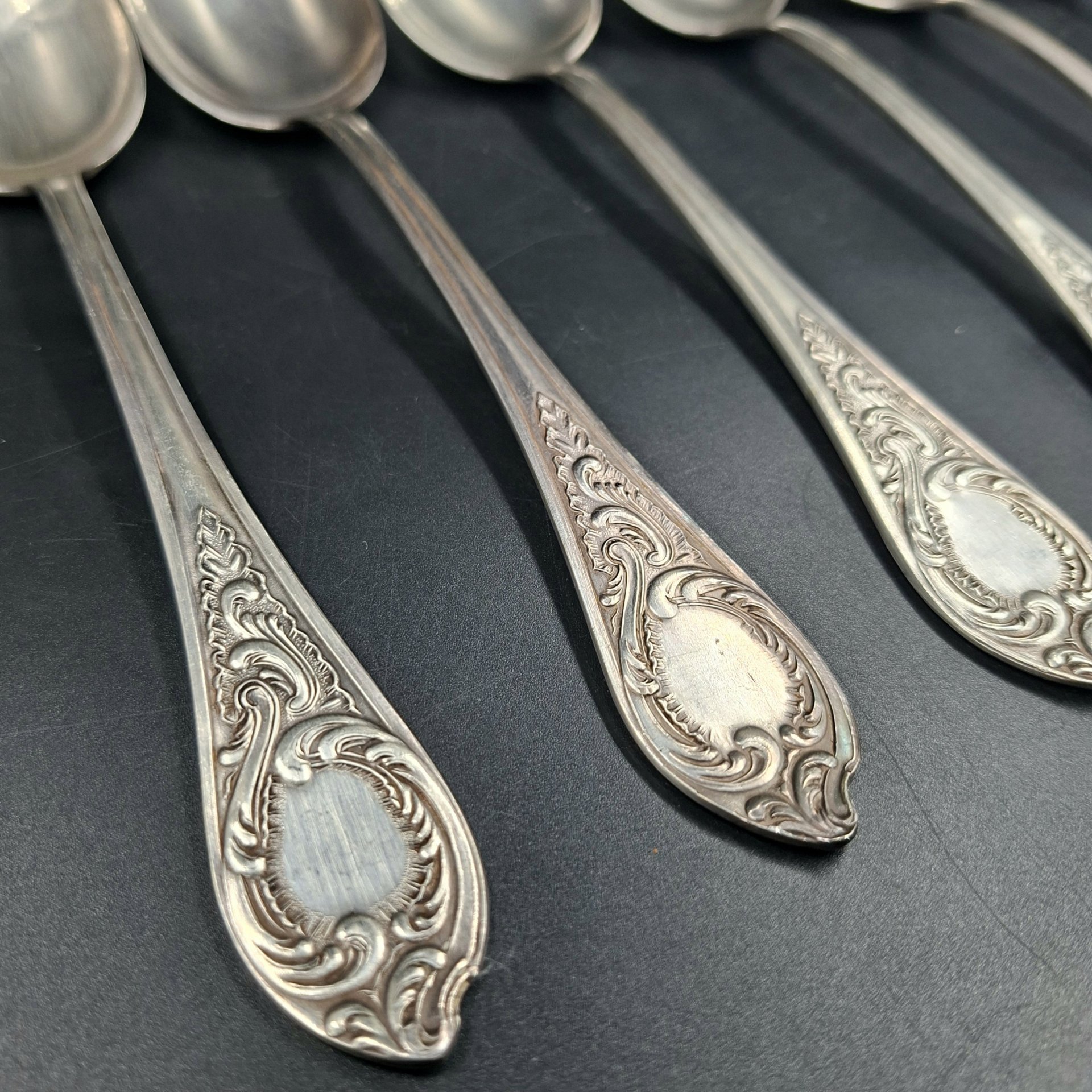 Набор из шести обеденных ложек с растительным декором, мНЦ (медь-никель-цинк), Киевский завод столовых приборов и посуды им. Дзержинского (ЗiД, ЗиД), СССР, 1970-1990 гг.