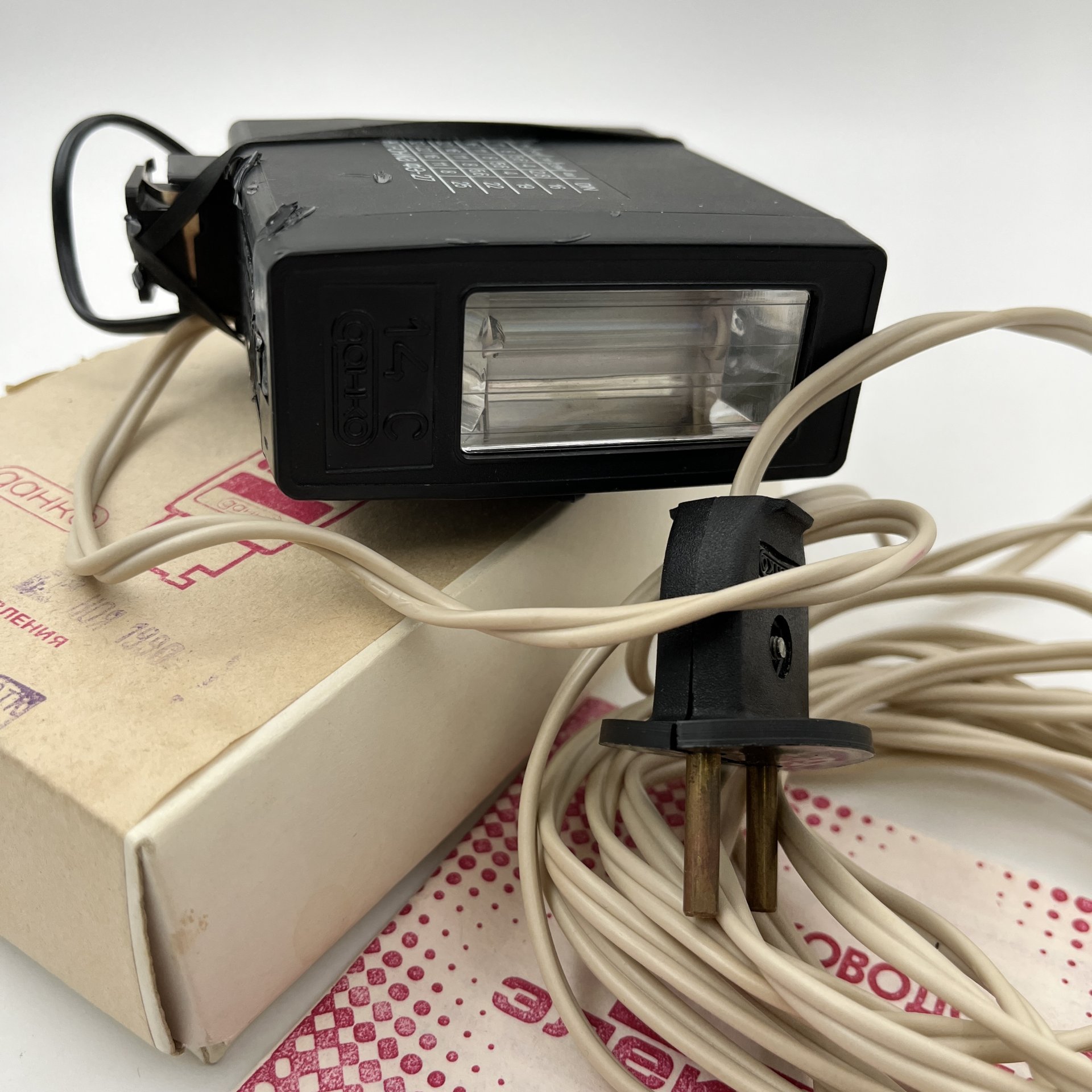 Фотовспышка "Электроника ФЭ-27" в оригинальной упаковке, пластик, картон, СССР, 1990 г.