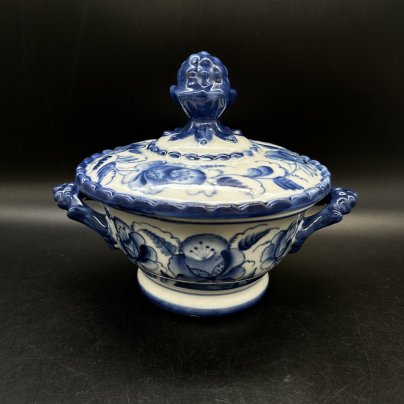 Конфетница (шкатулка) с декором "Малина", Объединение «Гжель»