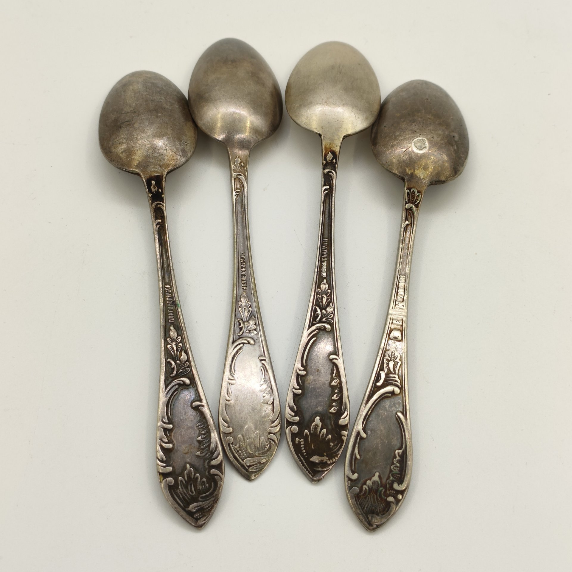 Набор из 4-х чайных ложек с орнаментированными черенками, металл, Московский платиновый завод «Платиноприбор» (МПЗ), СССР, 1930-1940 гг.